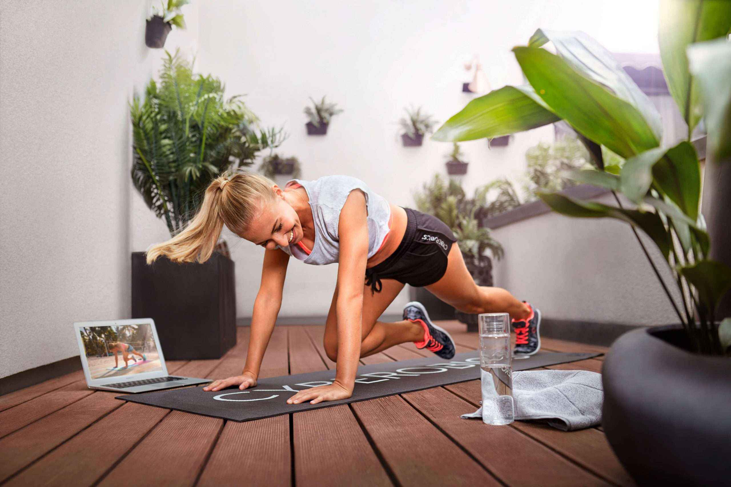 La plataforma virtual de fitness CYBEROBICS invita a entrenar en casa de forma gratuita