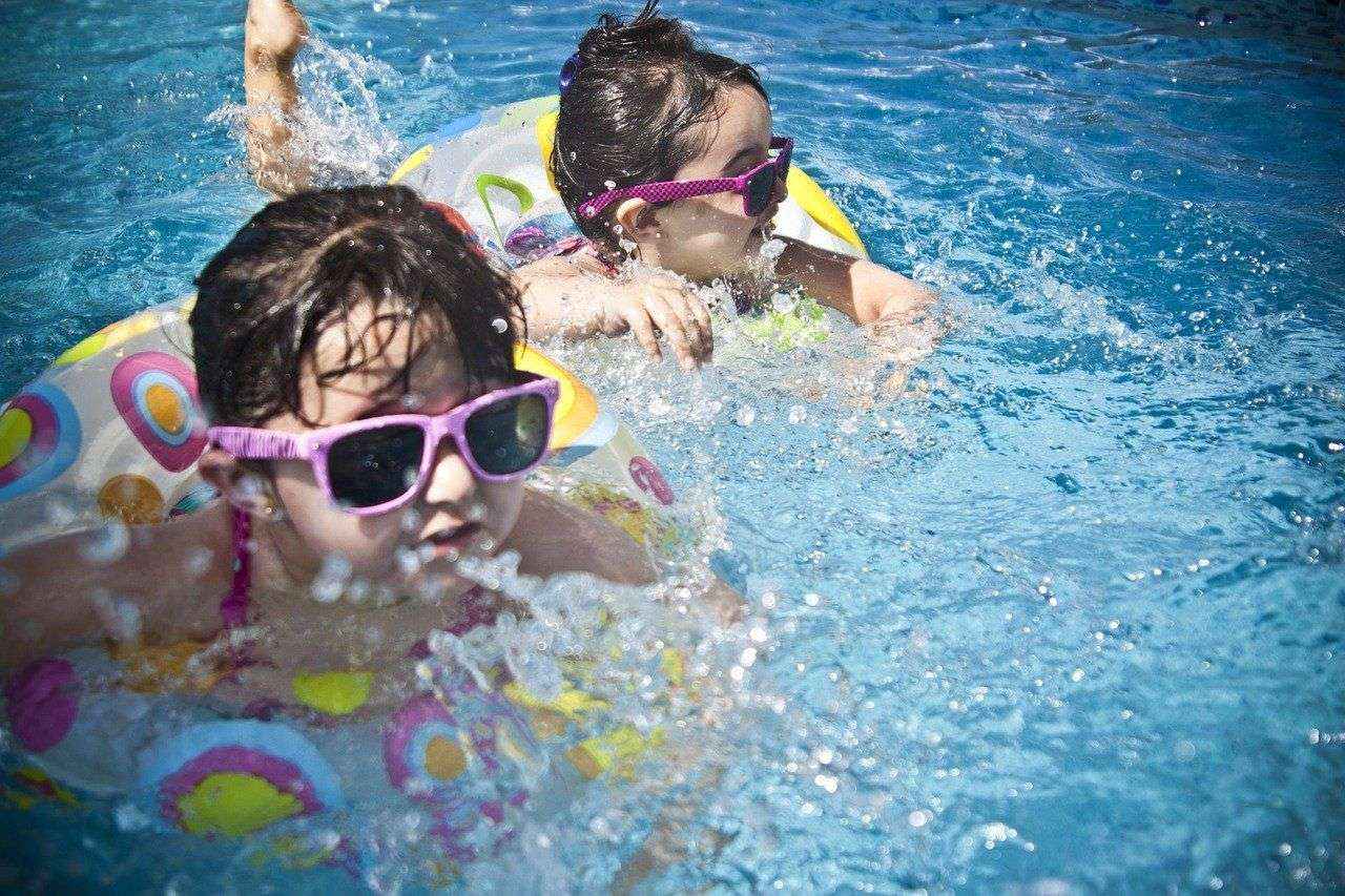 El cloro, según Piscinas Lara, imprescindible para eliminar virus y bacterias de las piscinas