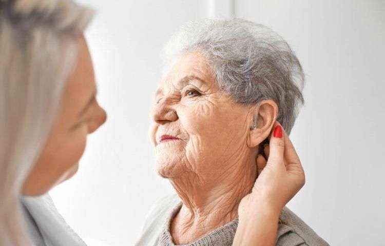 La pérdida auditiva, una patología cada vez más común en personas mayores, según Serviasistentes