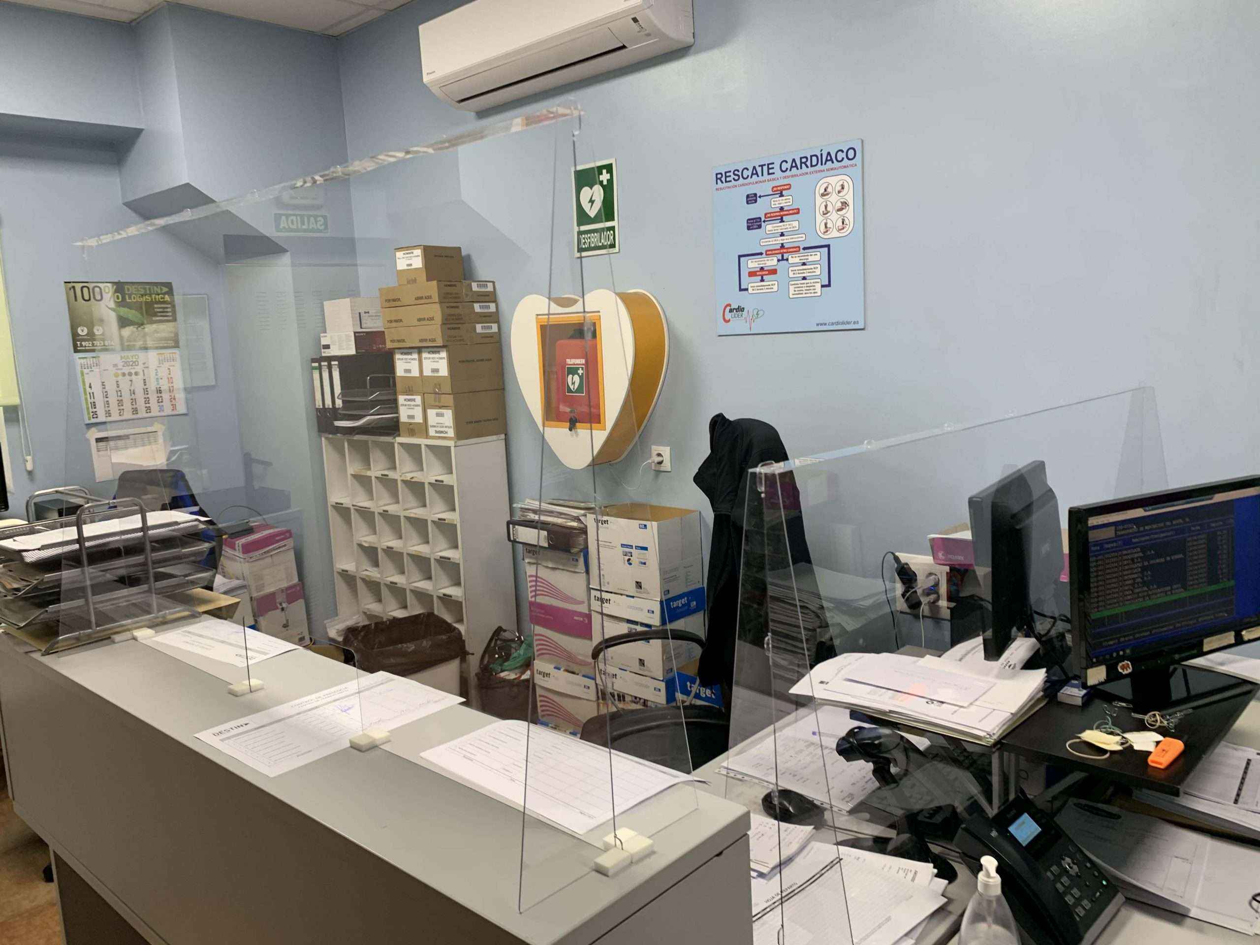 DESTINA completa la protección antiCOVID19 de sus empleados con mamparas en las mesas enfrentadas