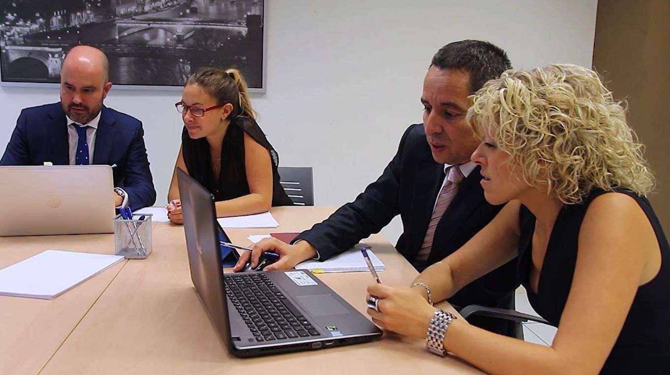 Dipcom Corporate abre un canal de asesoramiento gratuito para empresas en crisis