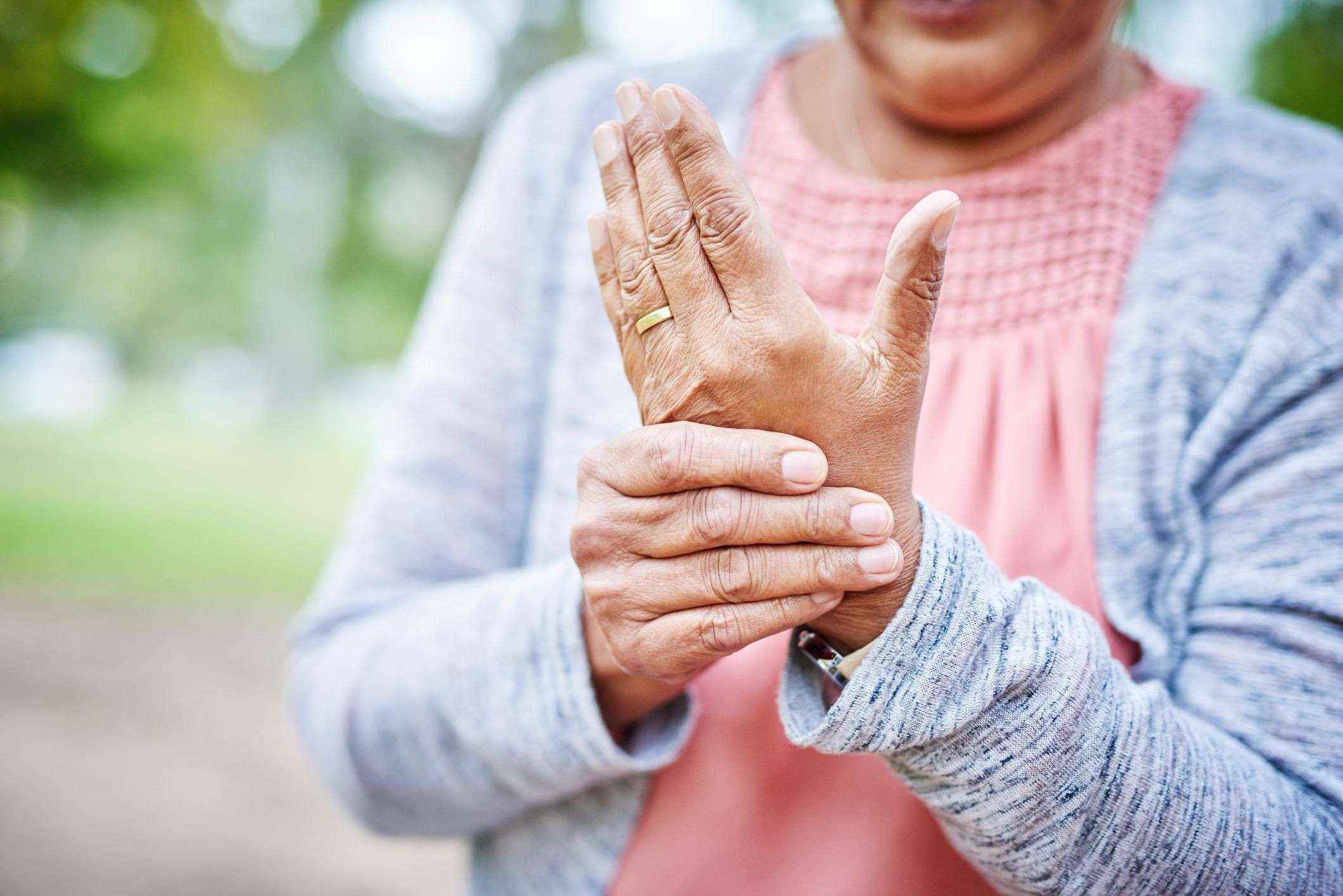 La osteoporosis, una enfermedad más común en mujeres, según Serviasistente