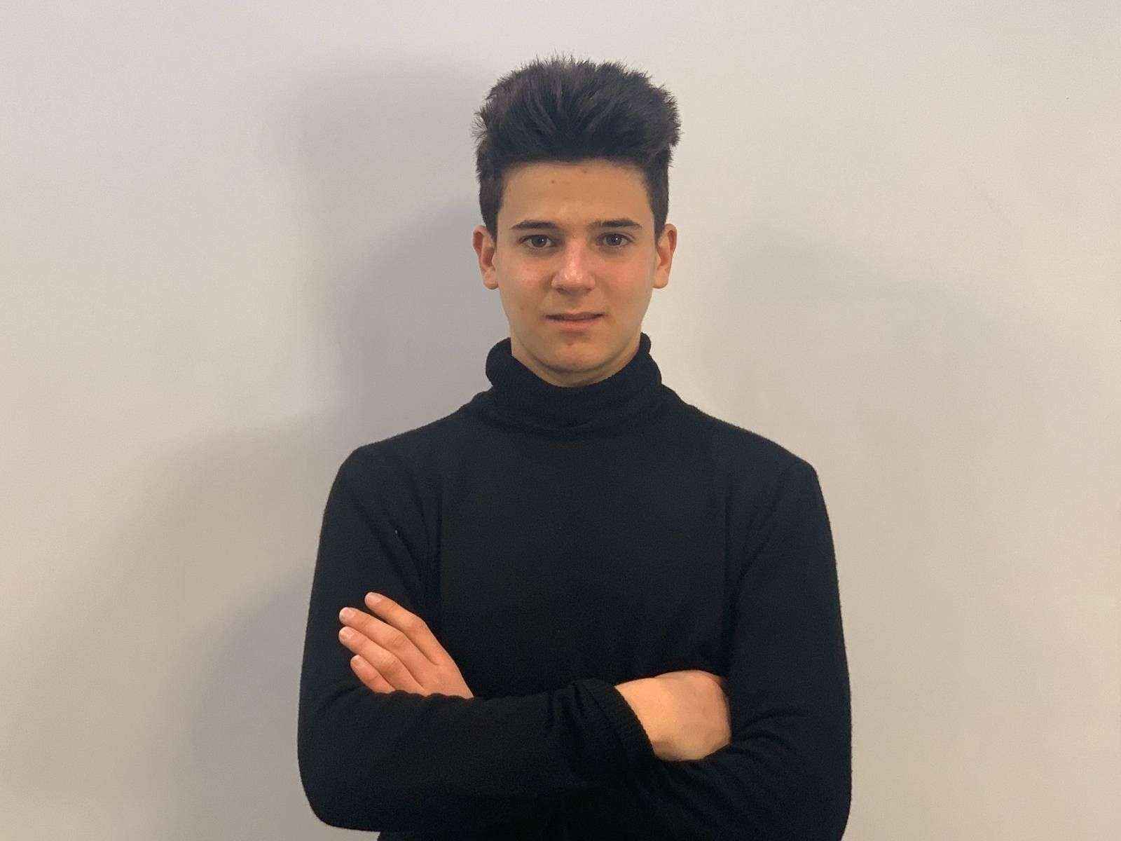 Un joven de 16 años, Fabián Piquer, ayuda a transmitir valores a ñiños y adolescentes de manera divertida
