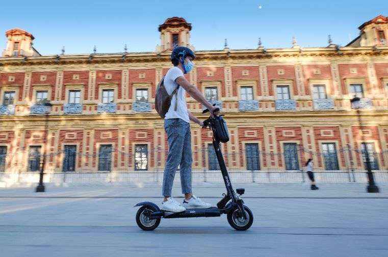 Desescalada en patinetes eléctricos y otros VMP: potenciar la seguridad con los acessorios de Zeeclo