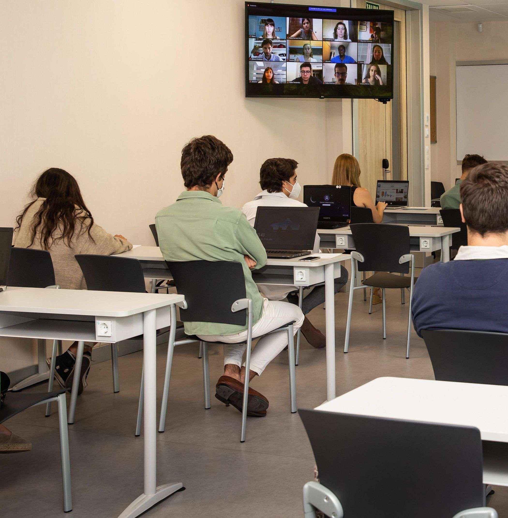 El CEU ofrece un modelo que permite la presencia física y digital interactiva gracias a la tecnología de LG