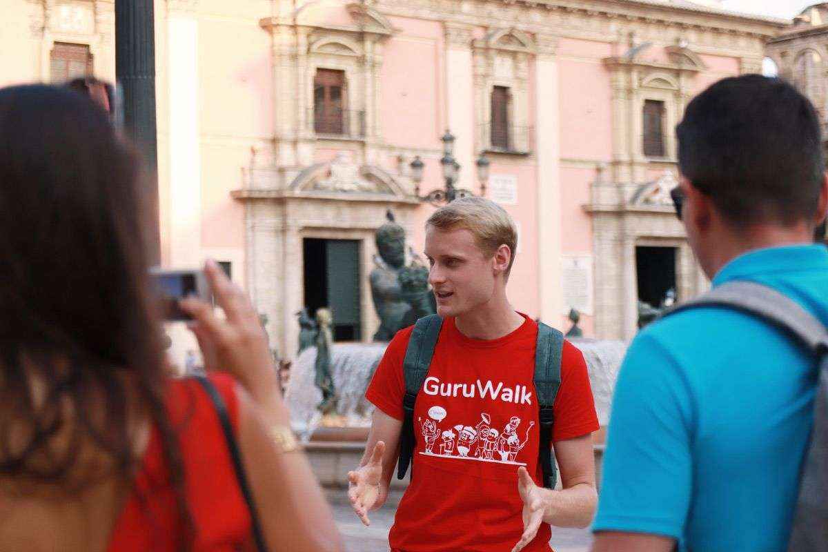 "Las asociaciones de guías oficiales contra el modelo Free tour"