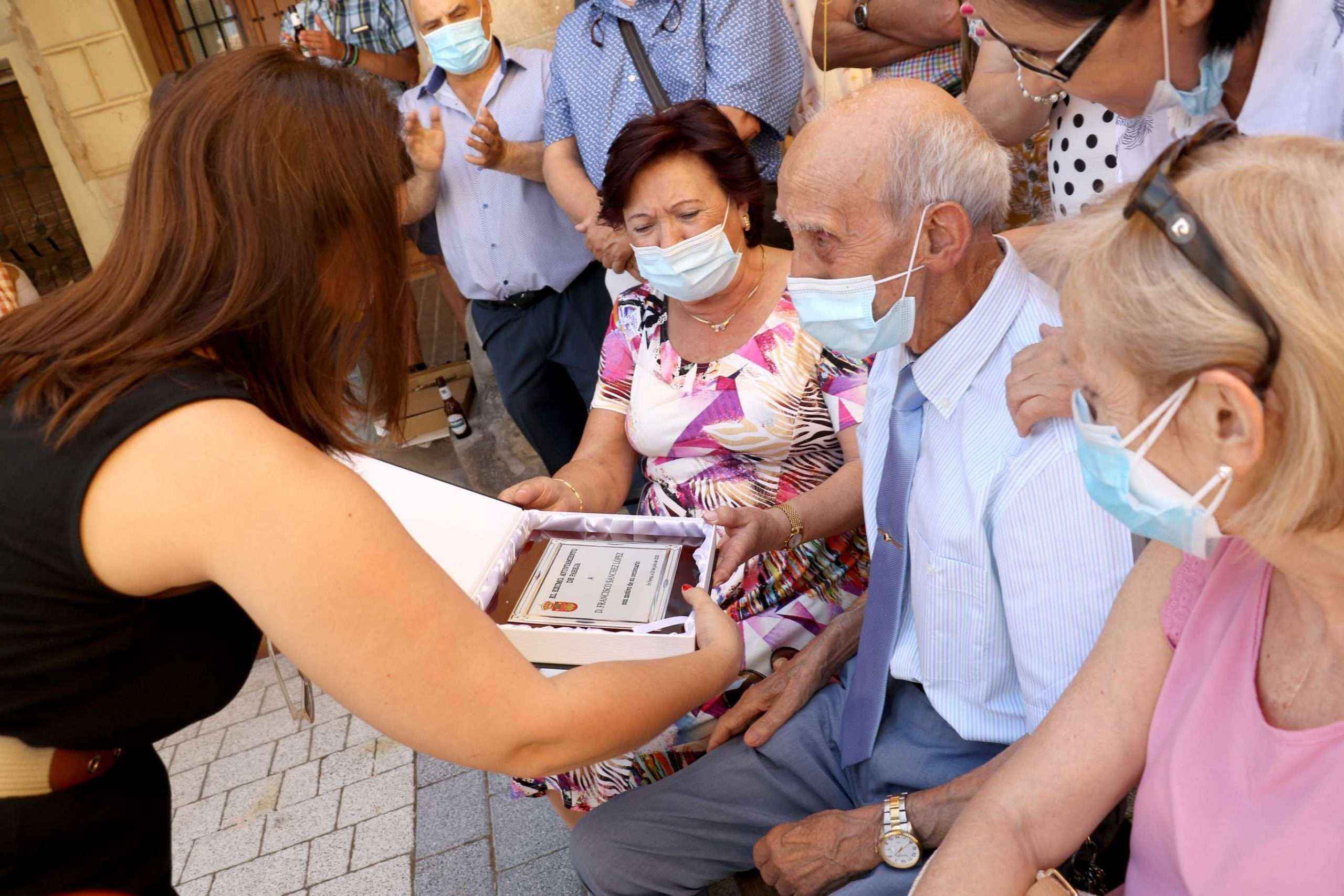 Pareja homenajea a Francisco Sánchez López, con motivo de su centenario