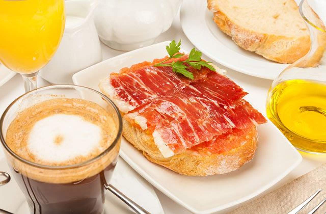 Beneficios de comer embutidos en el desayuno