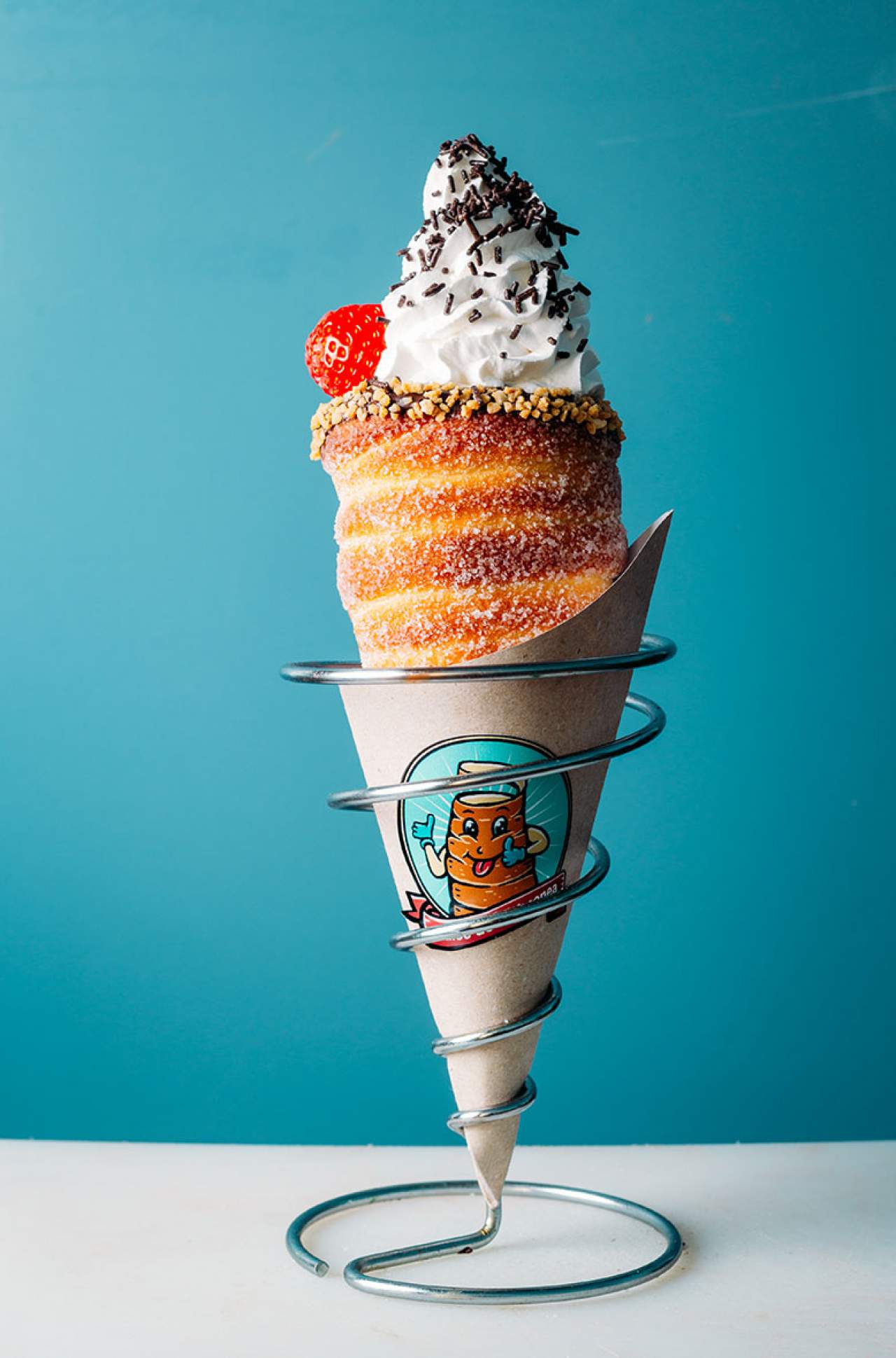 Dulce tradicional Kürtőskalács (dulce de chimenea) en Madrid