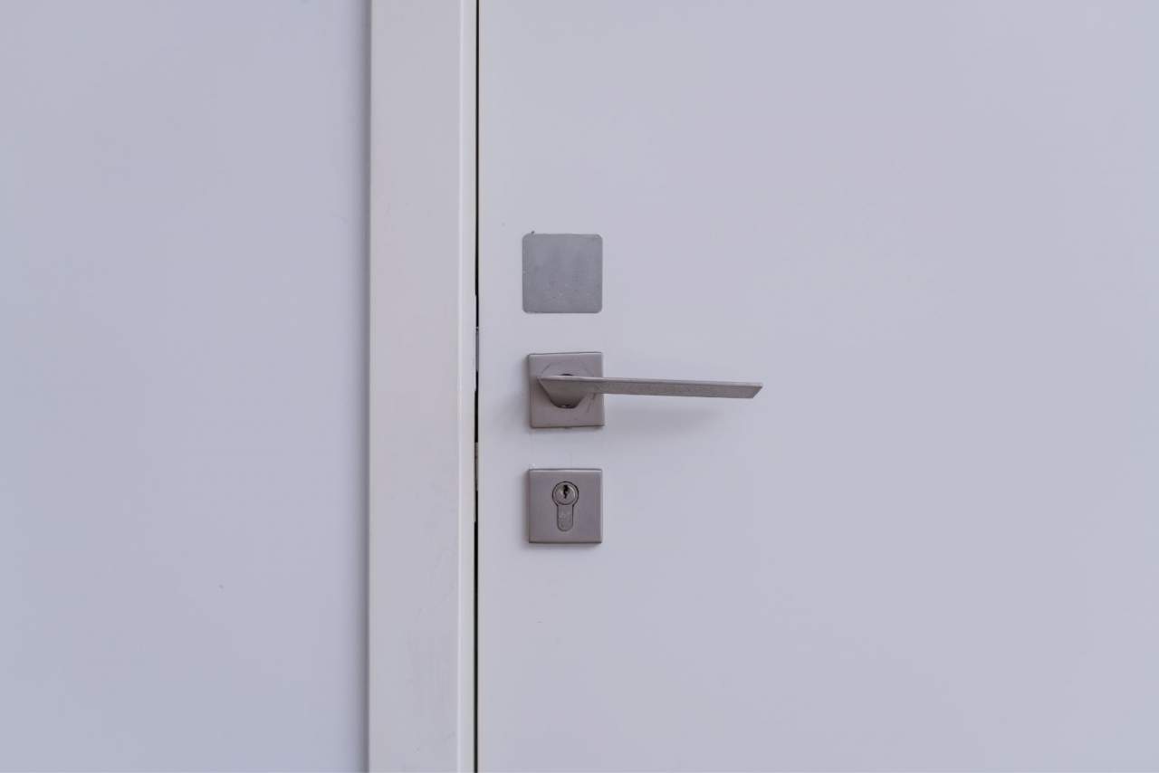 Multiservicios Dorcas y su puerta acorazada Kiuso Granada