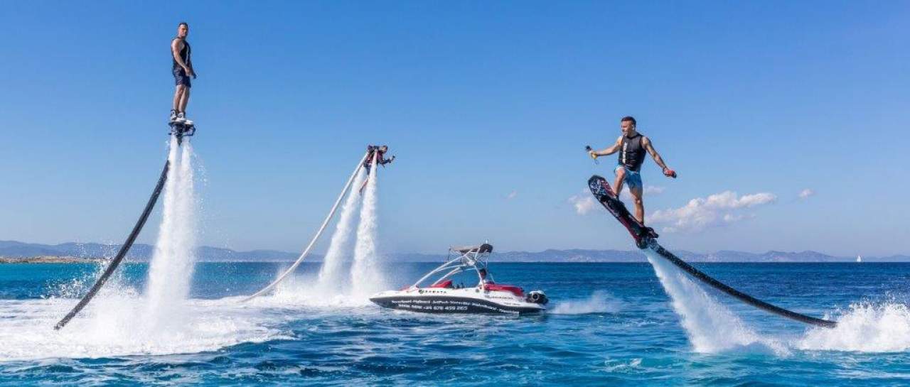 Flyboard Ibiza y otros deportes acuáticos en el Mediterráneo: Yacht IN Ibiza