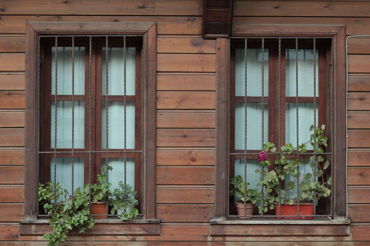 LOSMA STUDIO: Balcones y ventanas de madera de calidad