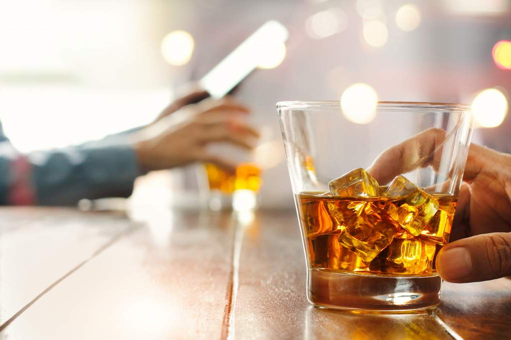 Whisky Dimple se establece como una de las bebidas más buscadas en Internet durante el año 2020 en plataformas como Tú Pones el Vaso