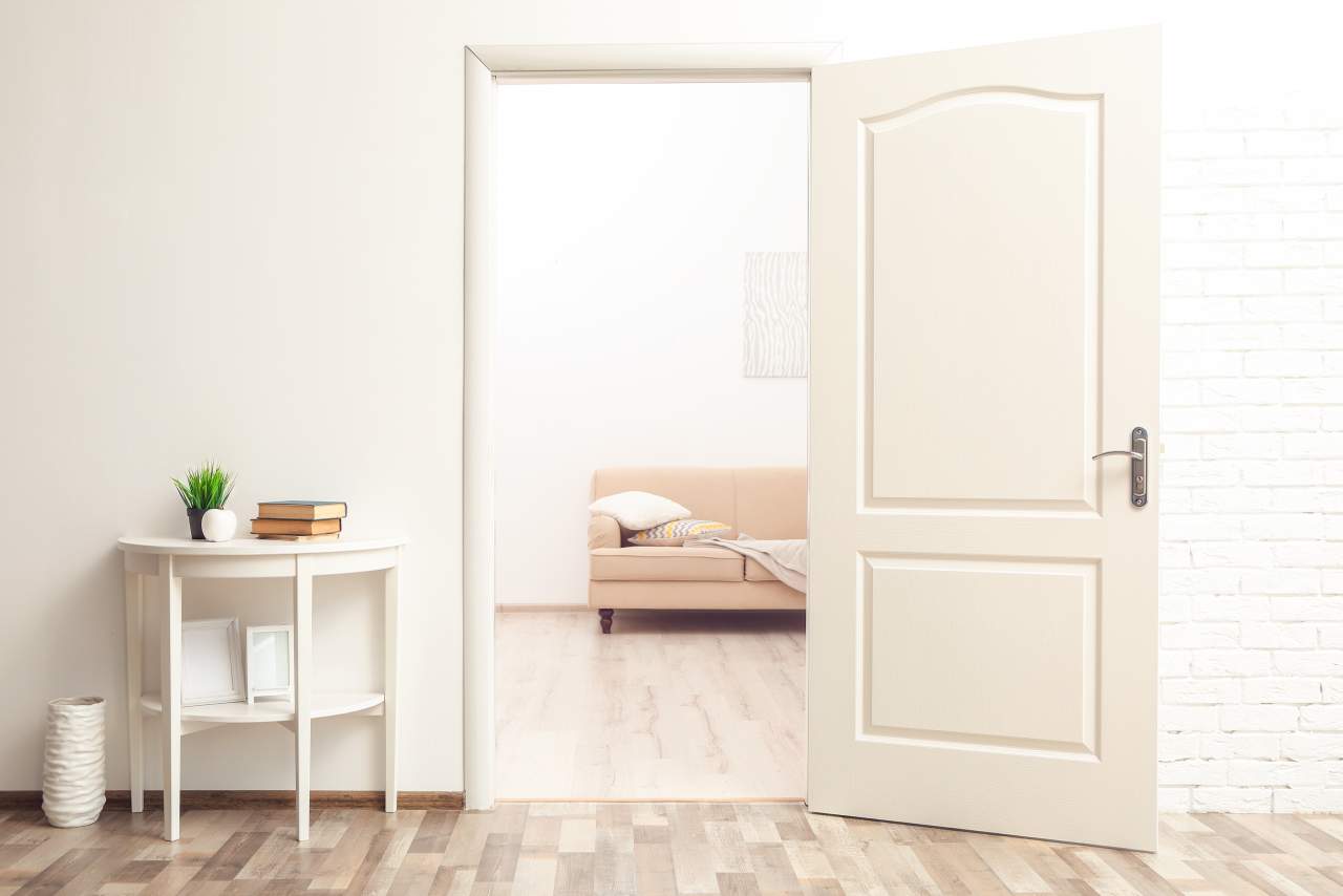 Las puertas blancas de interior de la empresa LosmaStudio son una de las opciones más habituales en la decoración del hogar