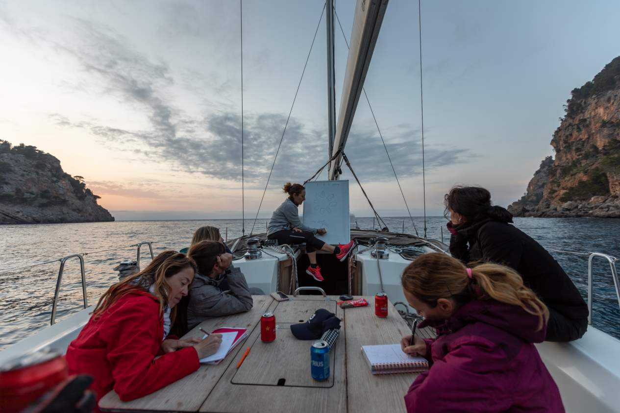 La mujeres pueden navegar a vela gracias a la iniciativa de Alamar Sailing