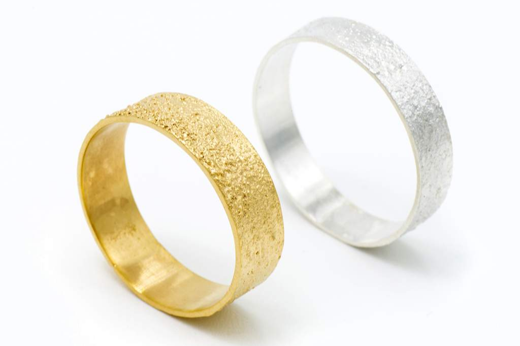 Juia Jewels ofrece alianzas de boda artesanales