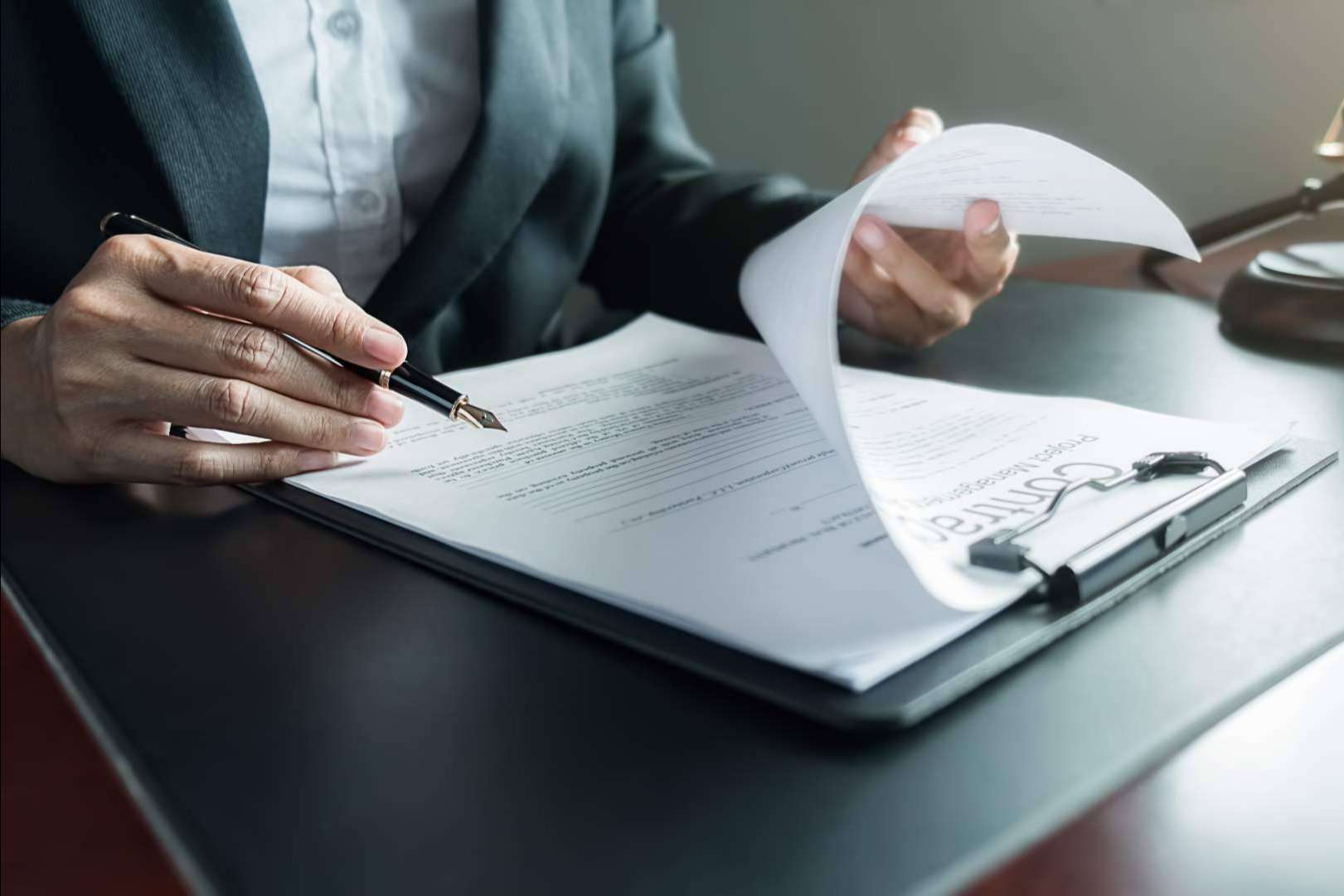 Ackermann & Schwartz se presenta como firma de abogados especializada en asesorar a clientes sobre aspectos legales de sus negocios y necesidades