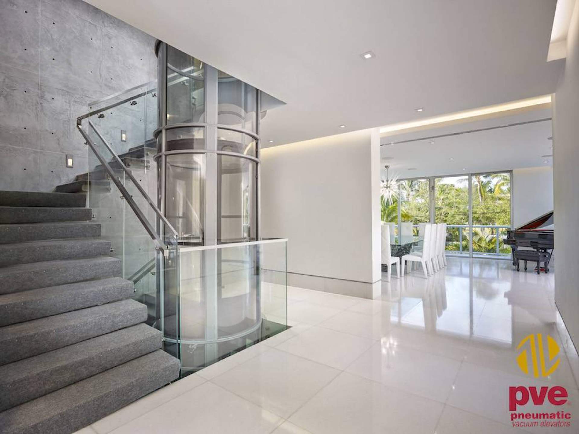 Los ascensores para casas individuales de PVE Ascensores Neumáticos aportan elegancia al espacio