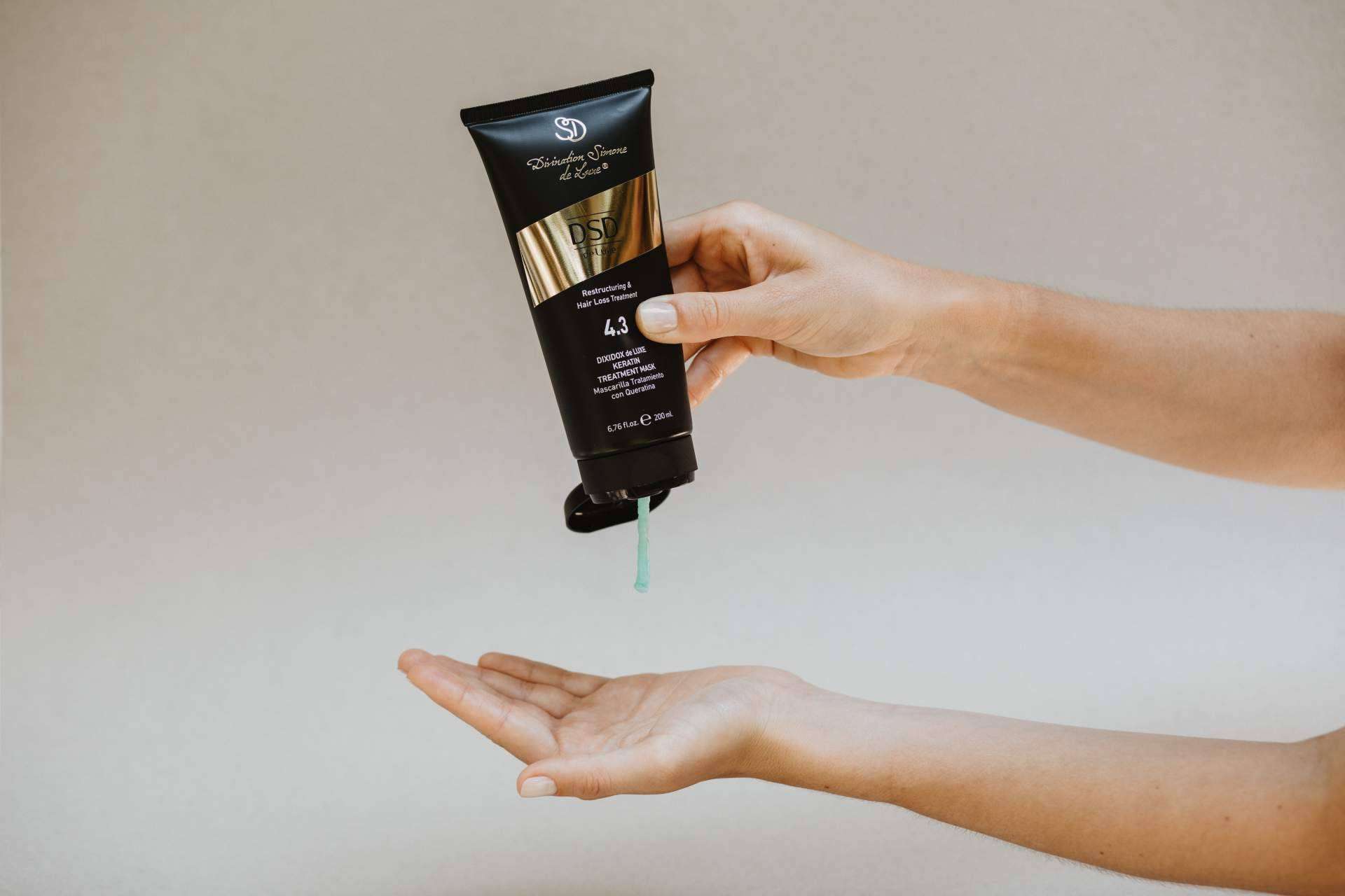 La línea 5 reestructurante de DSD de Luxe ayuda a recuperar la calidad del cabello