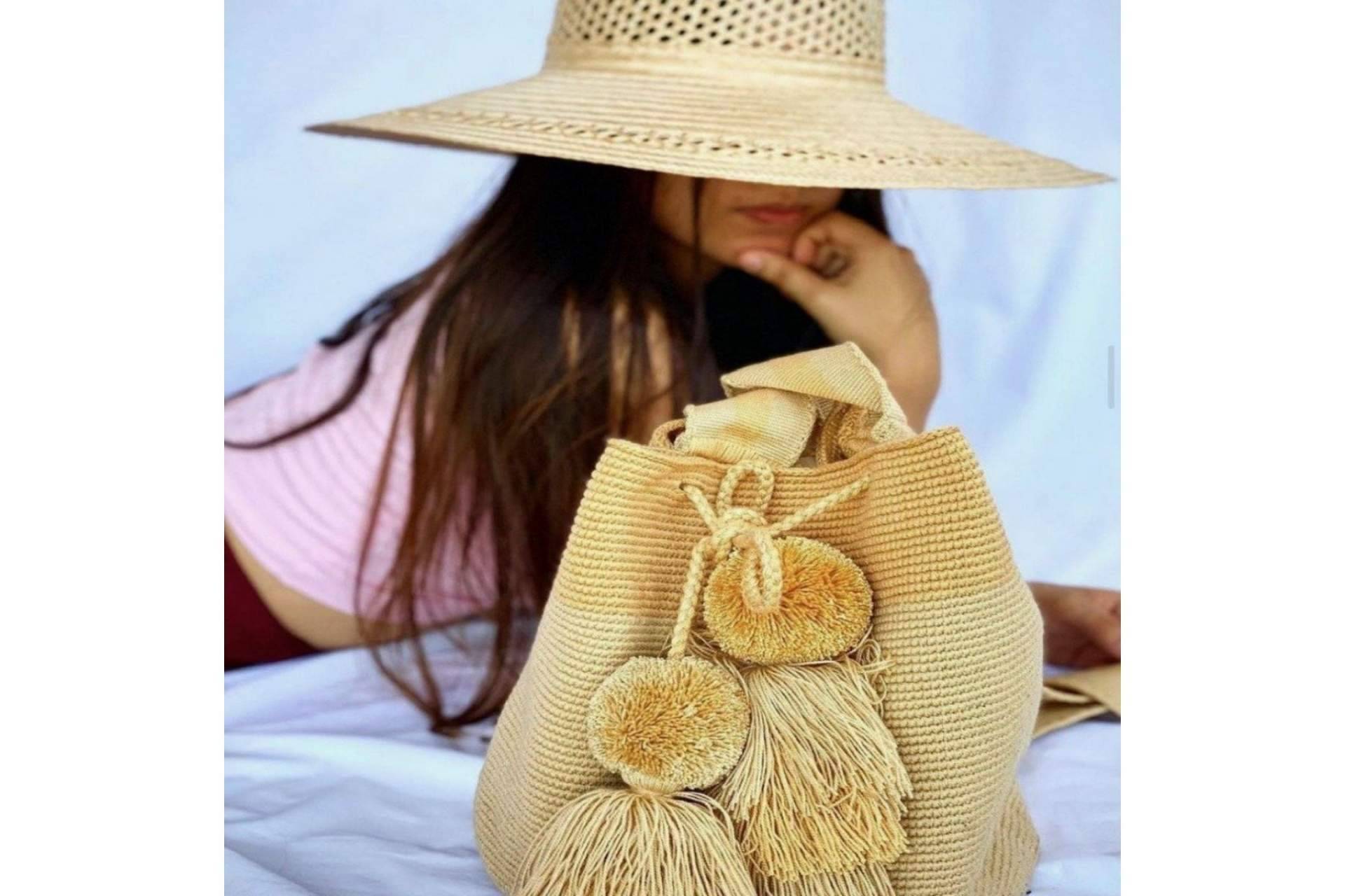 Design & Handmade pone a disposición de los clientes la originalidad de los bolsos Wayuu tejidos a mano