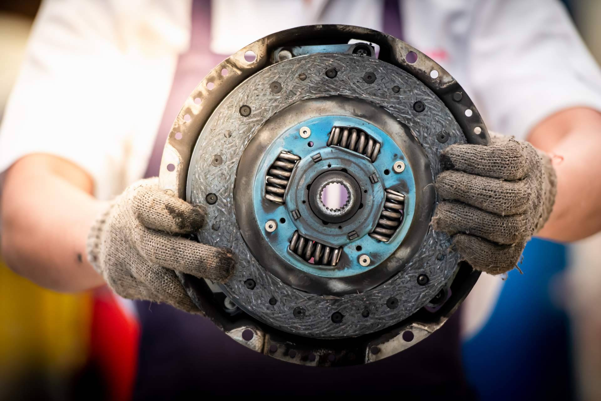 Cambiar o reparar el embrague del coche en Barcelona en taller especializado Cambio de Embrague