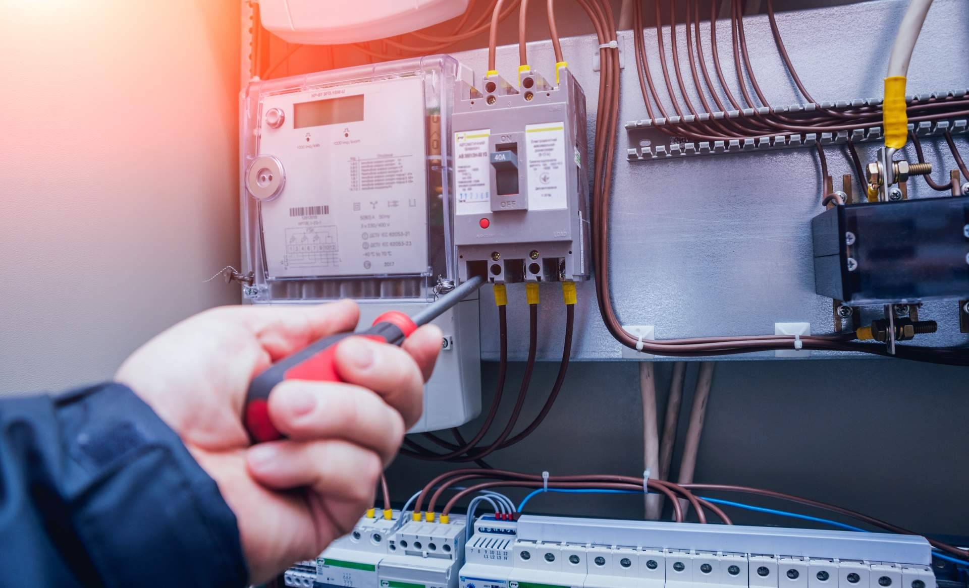 Cadenza Electric: ¿Cómo conocer los diferentes tipos de contactores que existen?