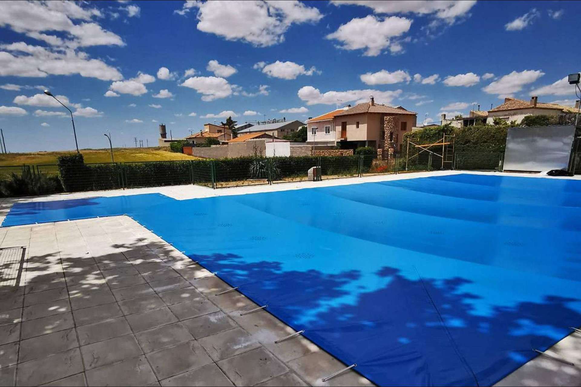 El truco para conservar el agua con los cobertores de piscina de invierno de Toldos Picasso