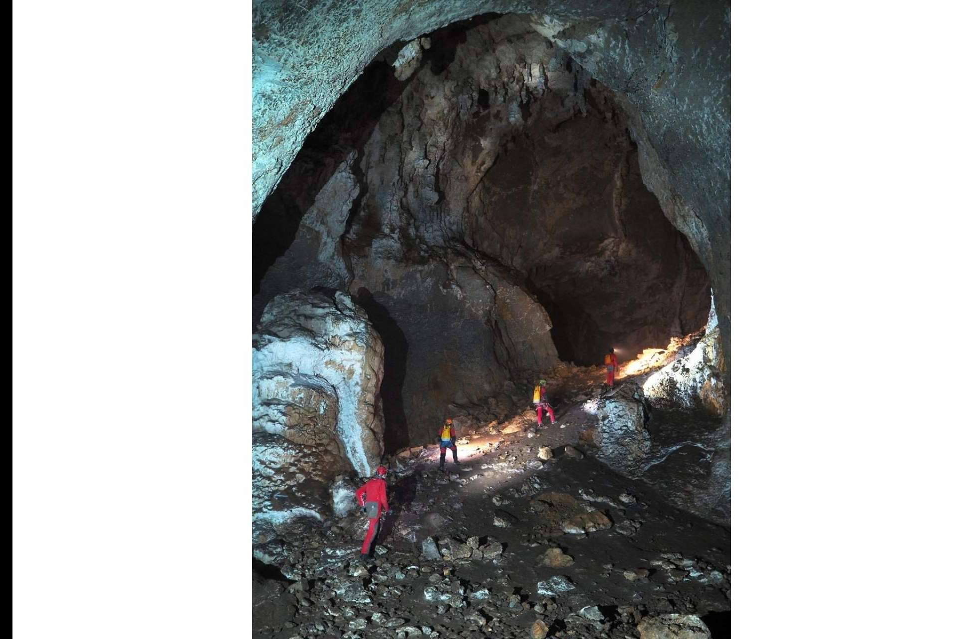 La espeleología, vivir la esencia de la aventura de la mano de Vertical Challenge