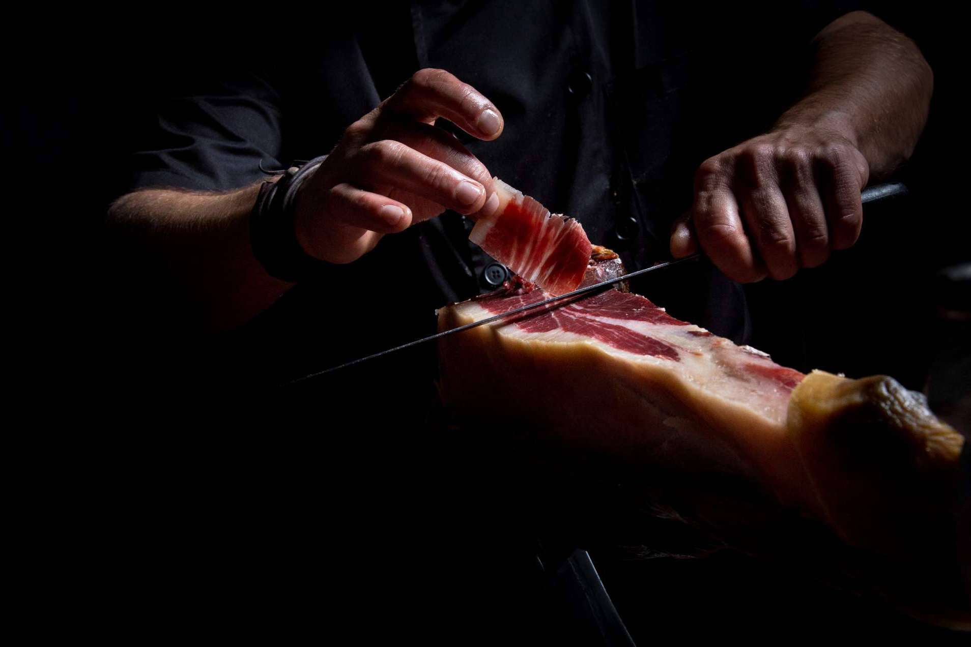 Experiencia y calidad en Embutidos Castro: el jamón reserva de bodega