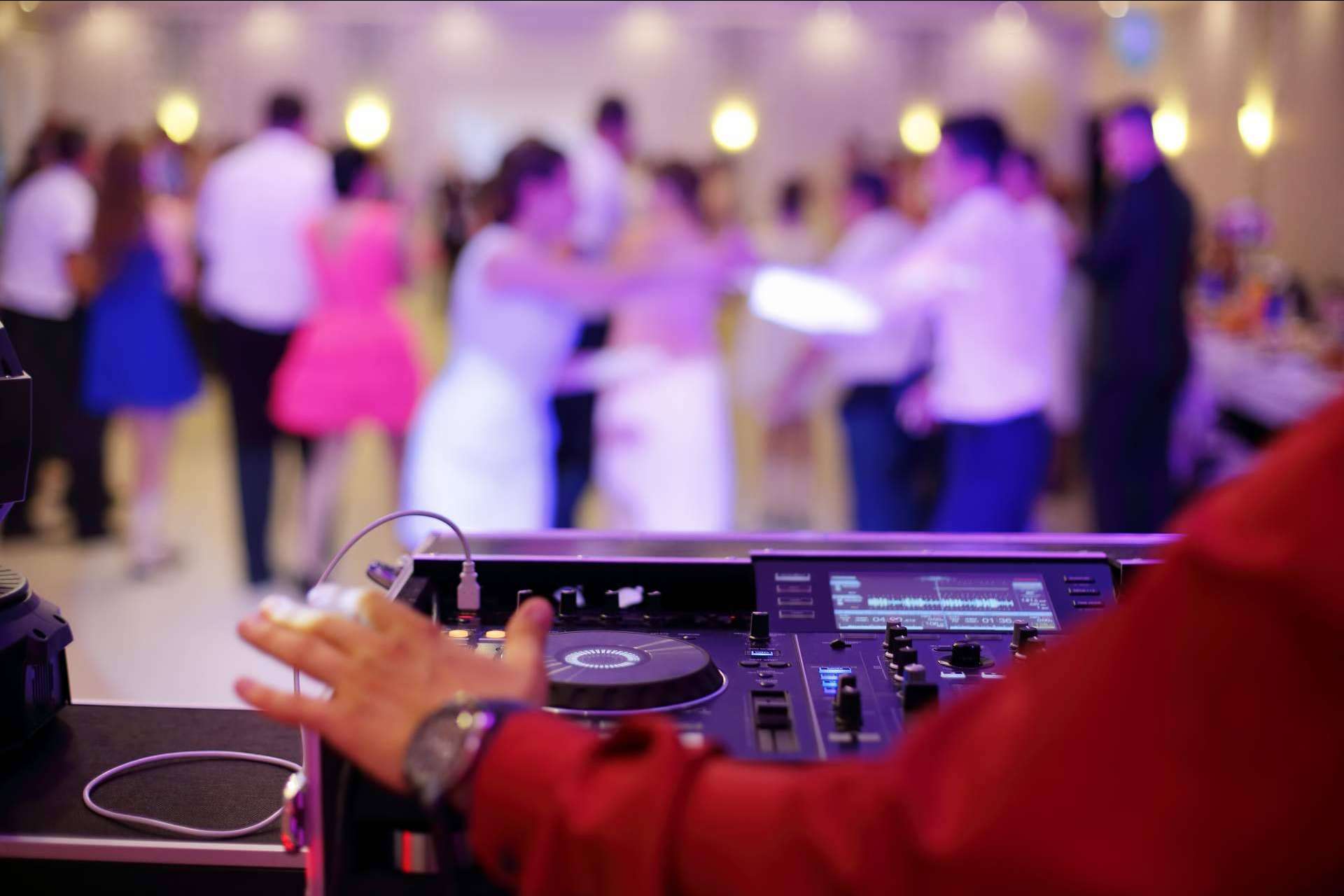 Iñaki Musik: música y DJ para bodas
