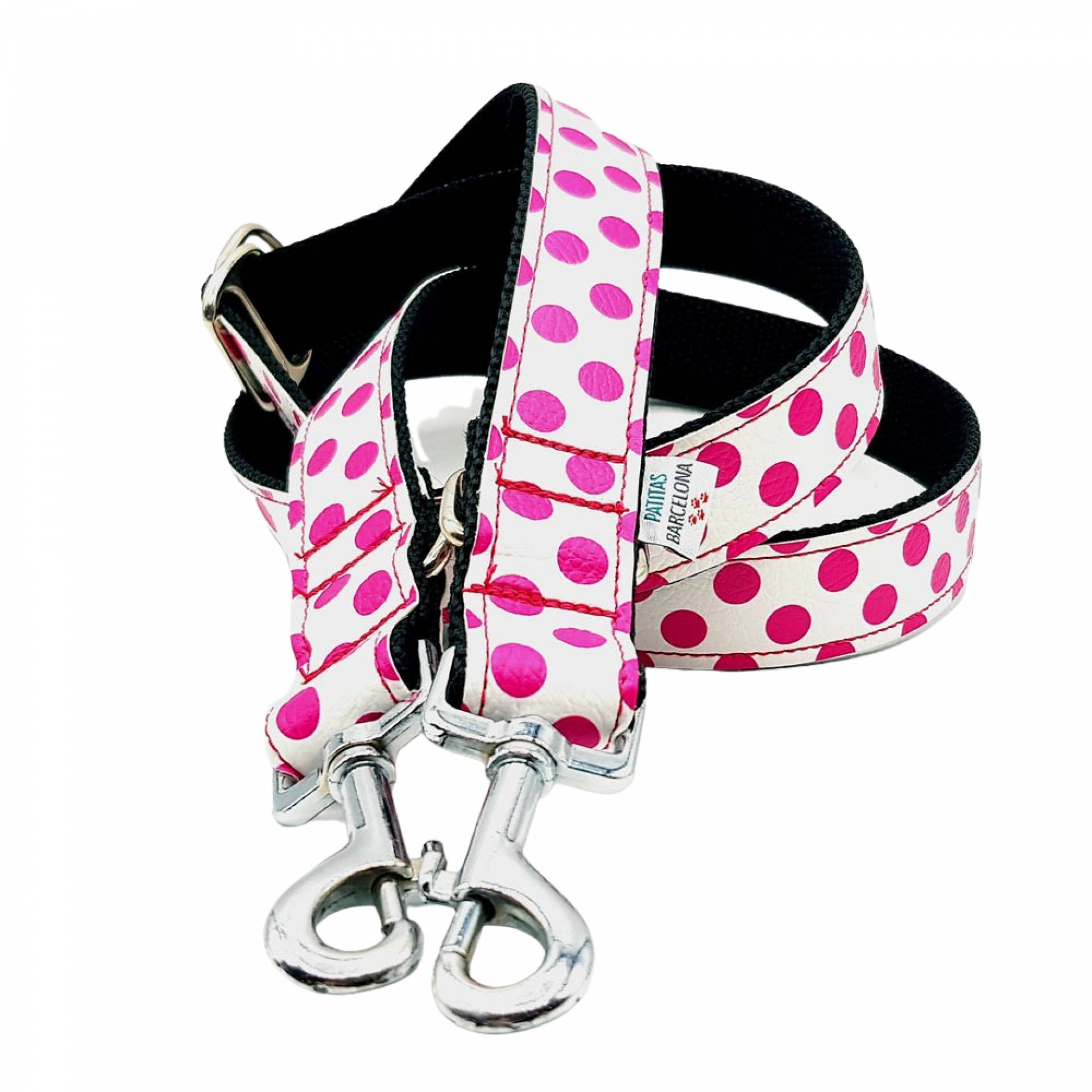 Patitas Barcelona dispone de collares y arneses para perros hechos a medida