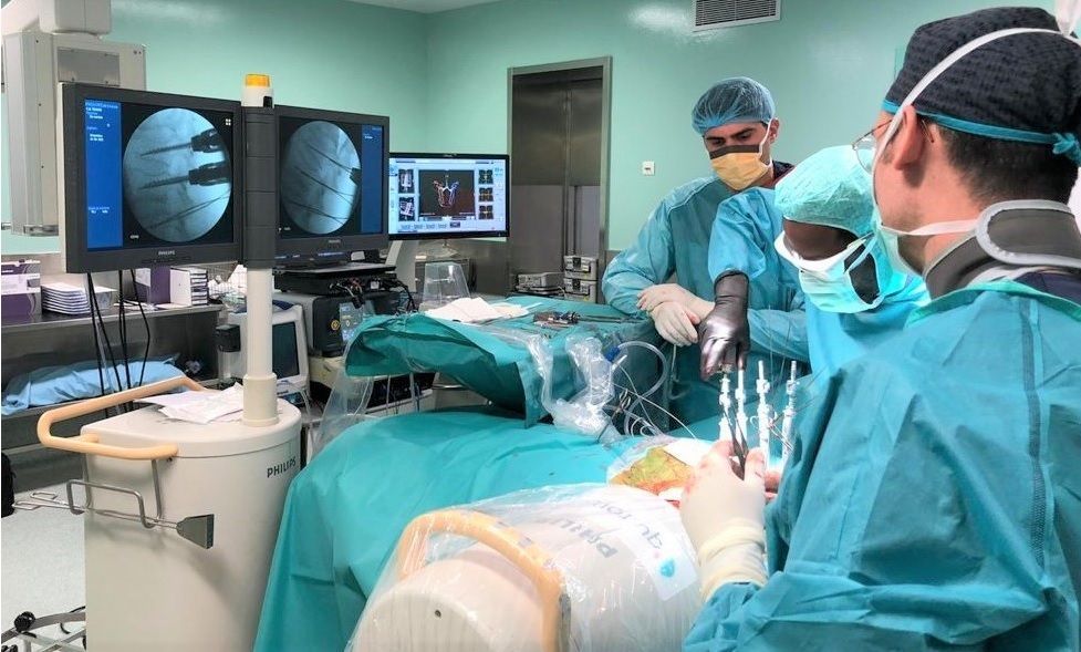 Fijación y estabilización de la columna vertebral accesible en pacientes no candidatos a cirugía abierta