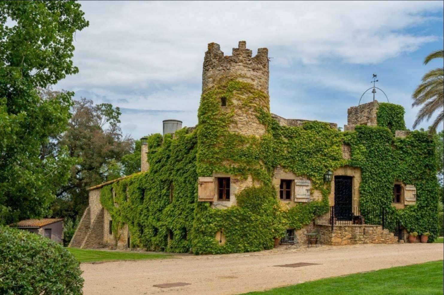 ¿Qué casas en venta en la Costa Brava ofrece la agencia inmobiliaria Buy House Real Estate?
