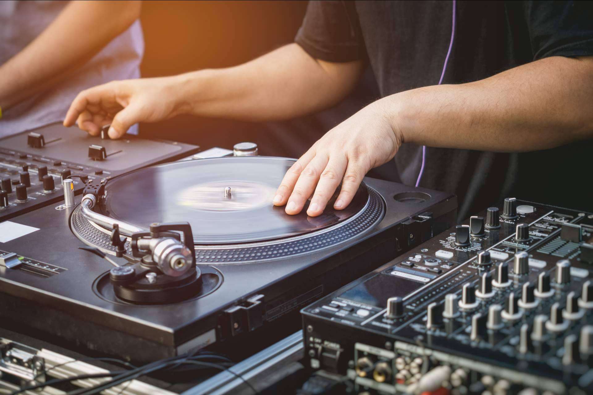 Iñaki Musik: escoger las canciones perfectas para una fiesta con el DJ del momento
