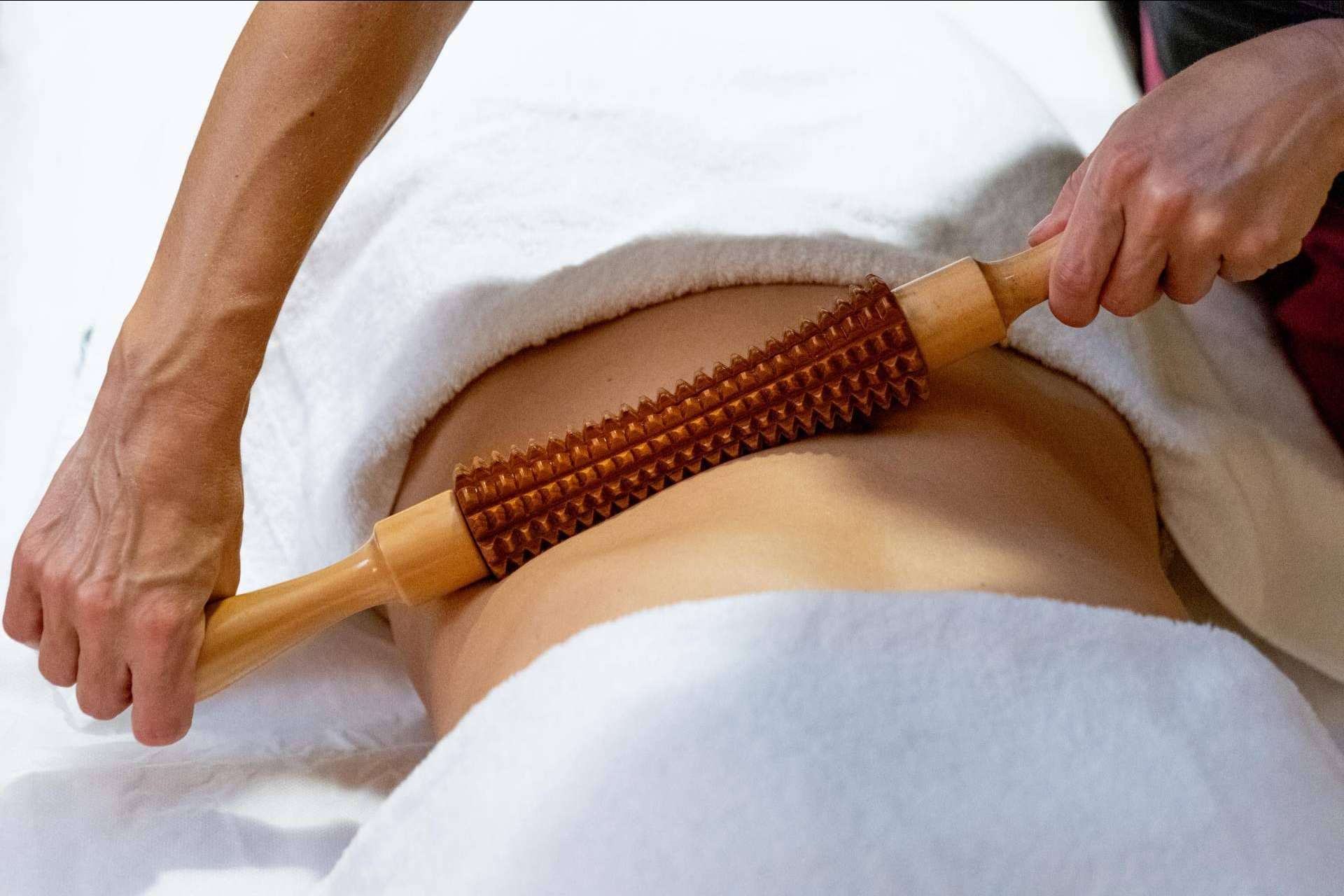 Reafirmar y modelar la figura con la maderoterapia de Crina Rus Beauty Center