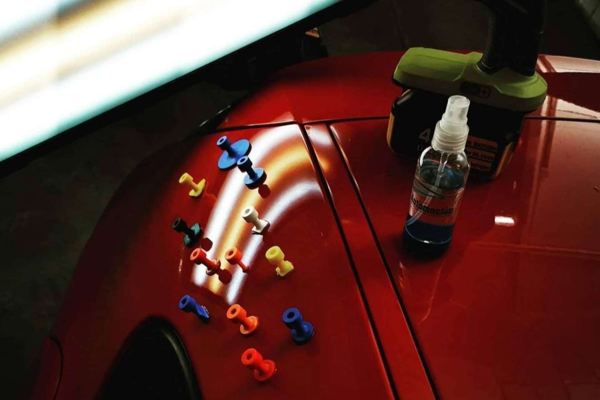 Reparar golpes en vehículos con RSPAutomoción: ¿Cuál es mejor el pegamento frío vs pegamento caliente?