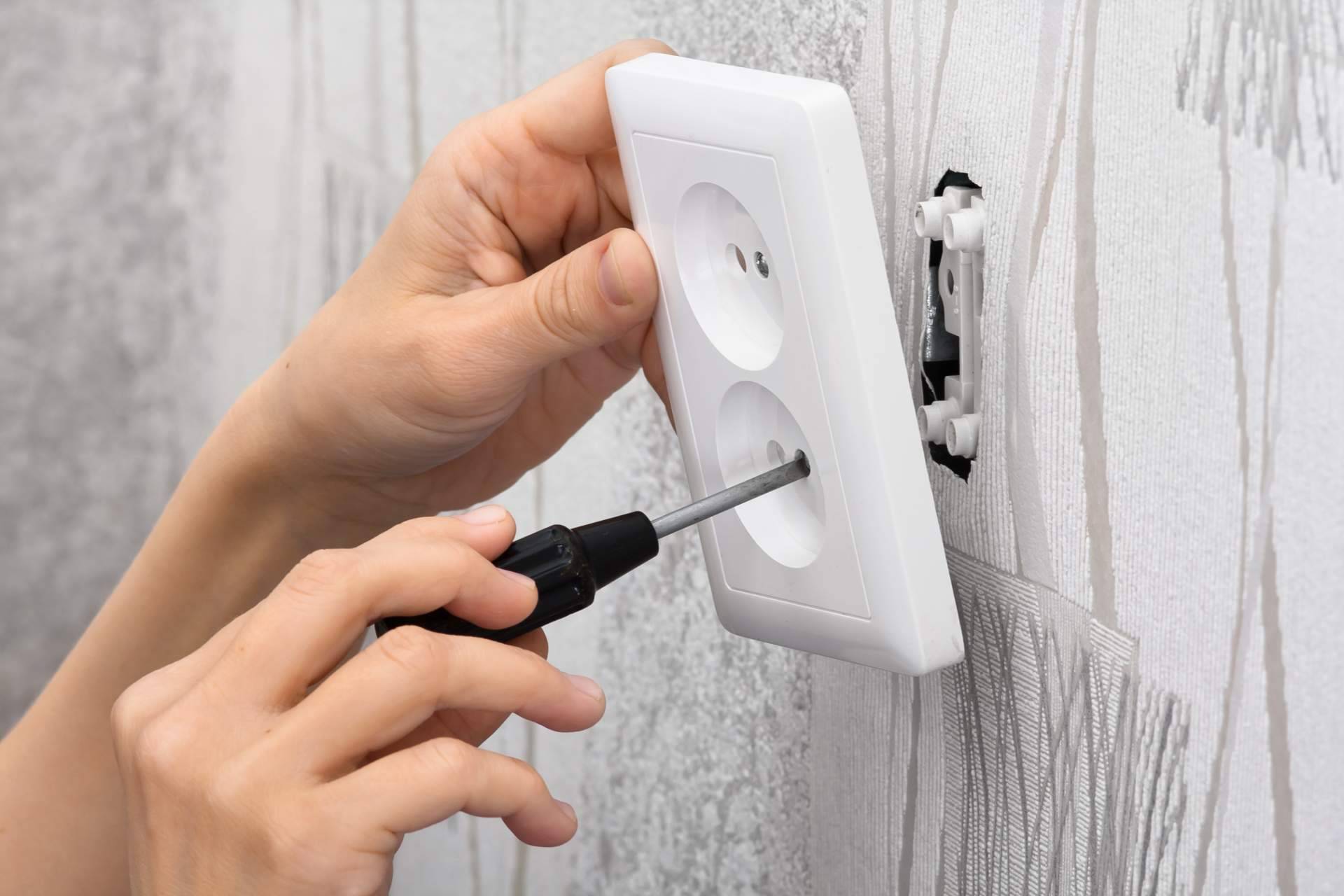 Consejos antes de elegir un electricista en Madrid, por Luzmart