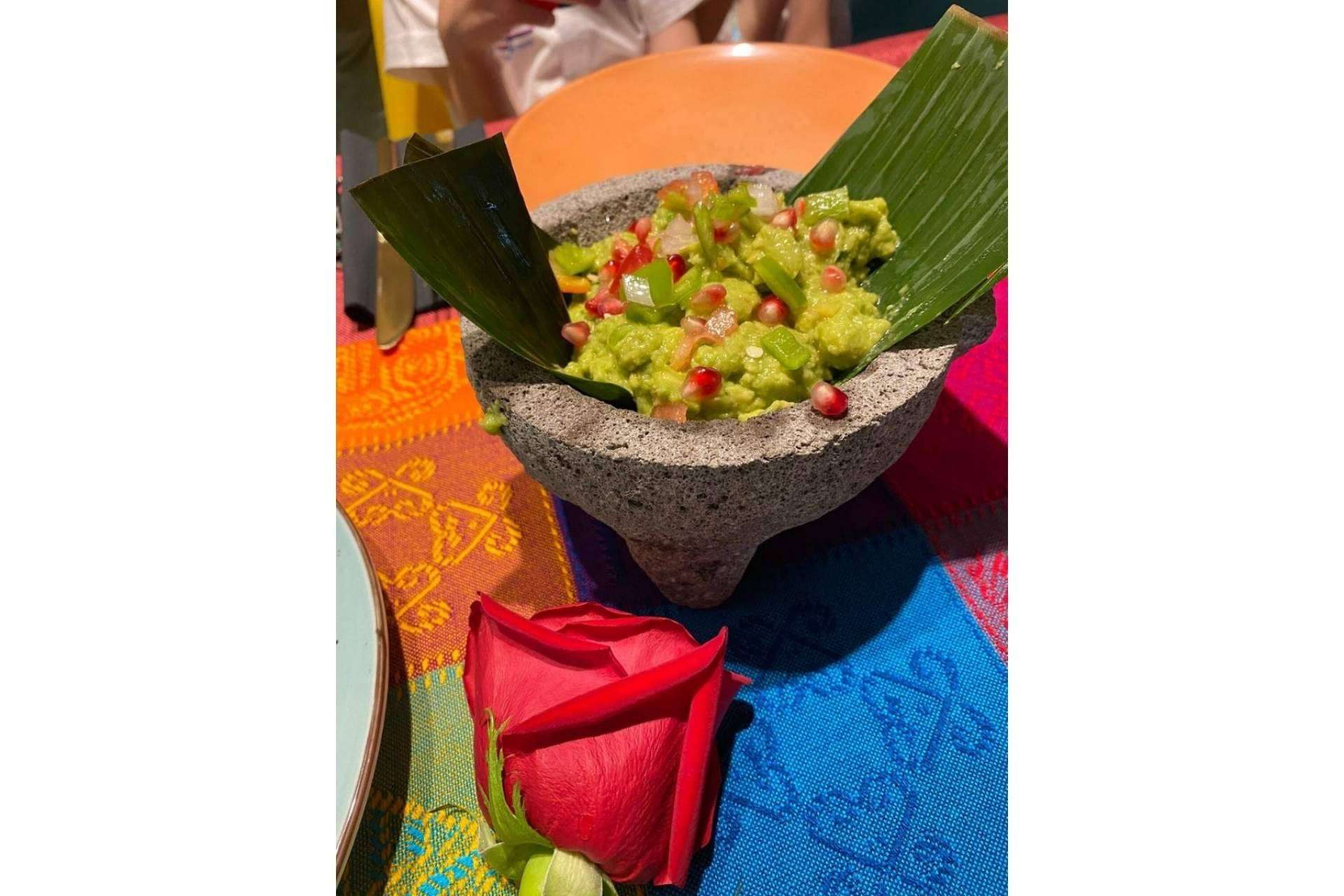 Degustar auténtico guacamole en el restaurante mexicano La Llorona