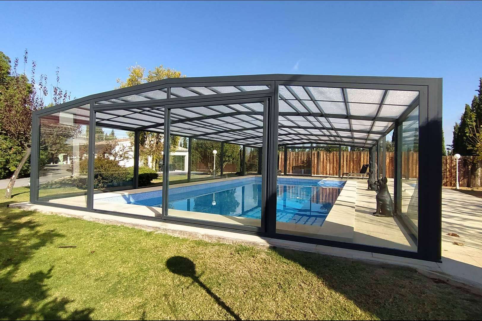 Mayor seguridad a las piscinas con las modernas coberturas de vidrio de COVERTTO
