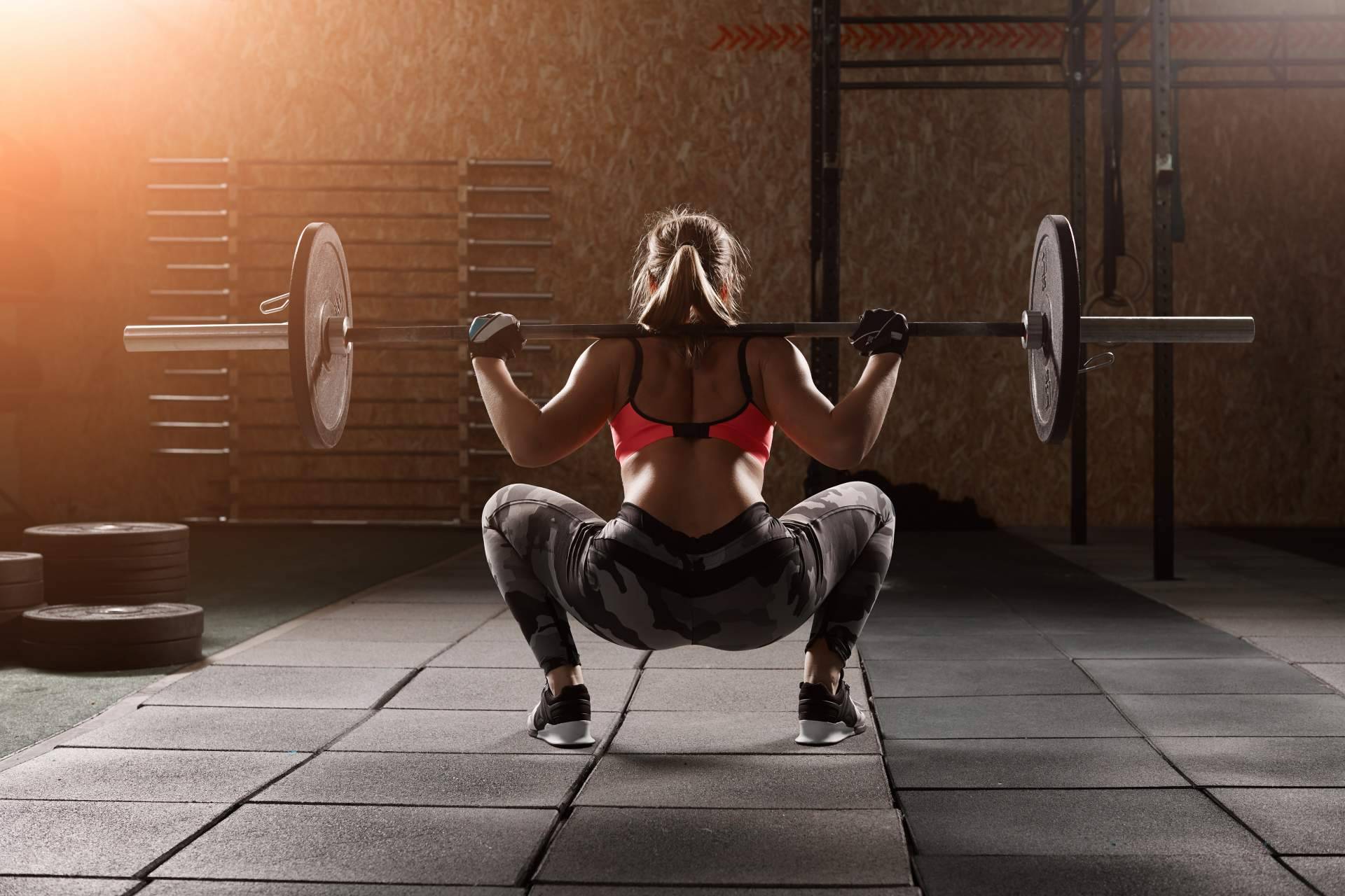 ¿Qué beneficios ofrece el entrenamiento de pesas en la mujer con PmteamWomanFit?