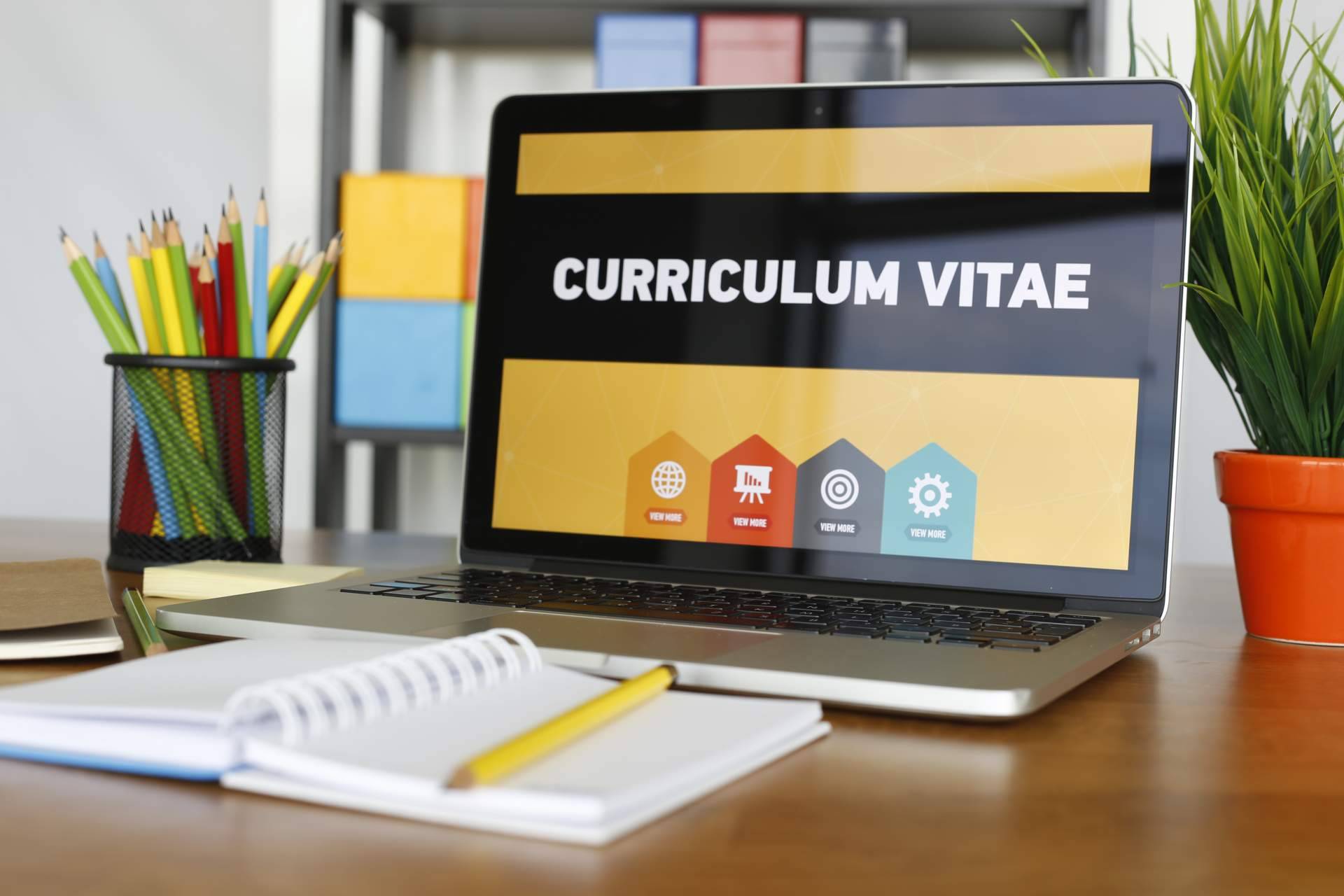 Consejos para adaptar el currículum y destacar en las ofertas de trabajo de la mano de CVapp