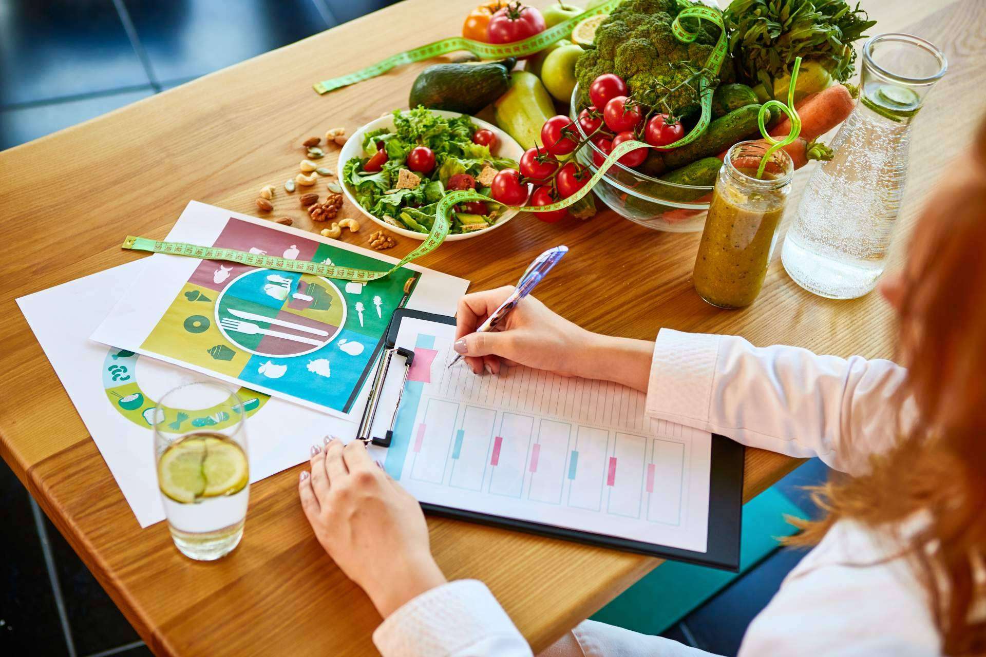 Tu Dietista expone las ventajas de confiar en dietistas y nutricionistas para dietas sin fármacos ni complementos