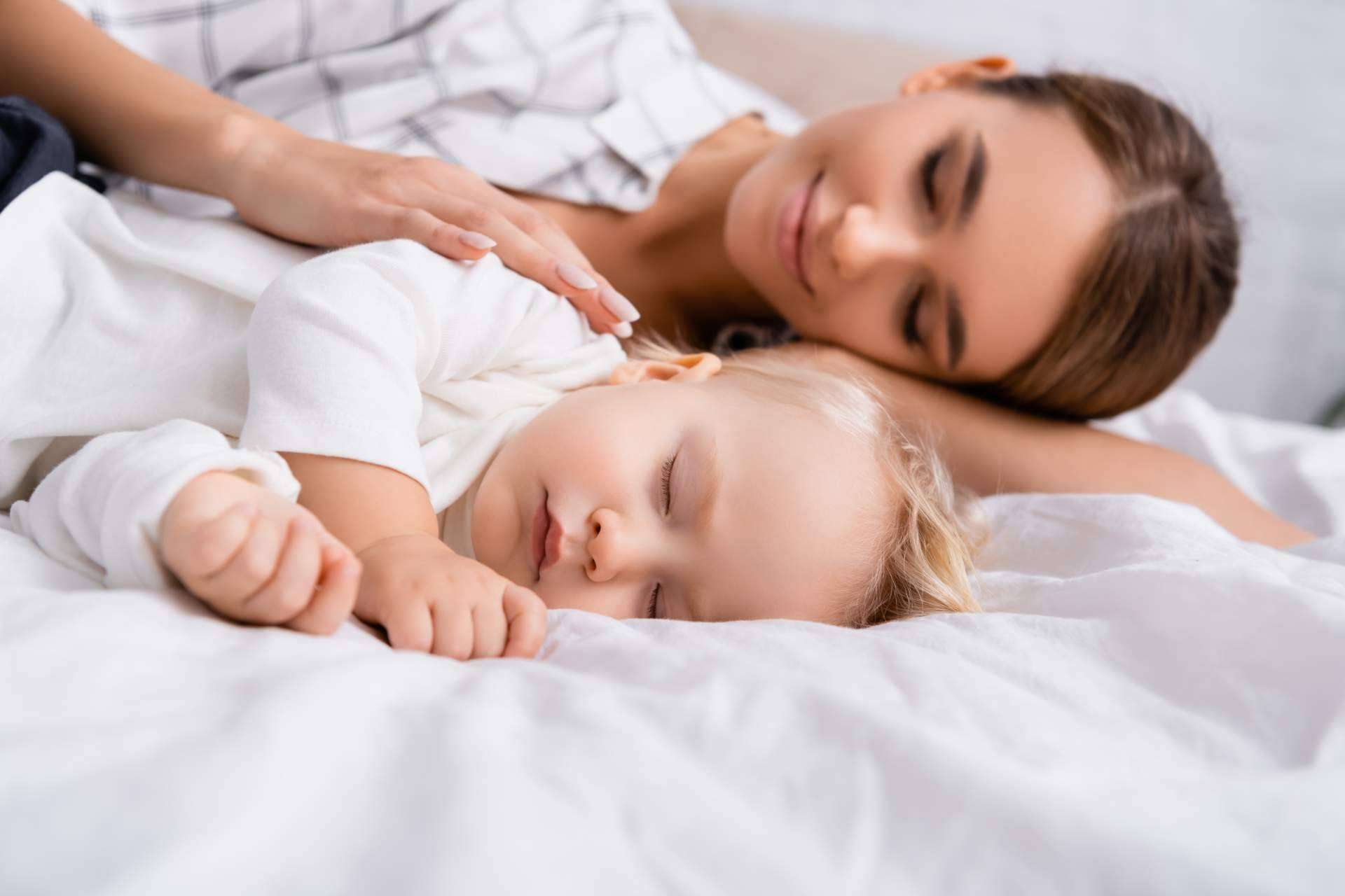 Dormir a un bebé toda la noche es posible gracias a los hábitos saludables de BabySteps by Marian
