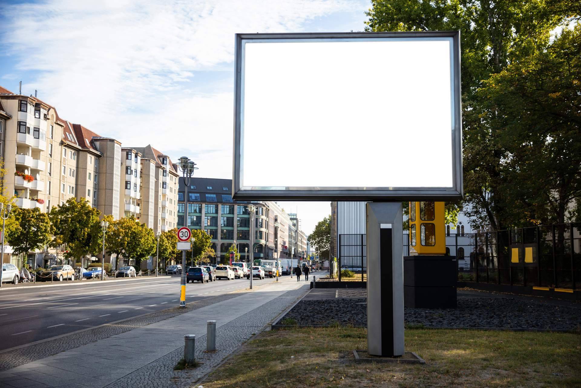 Eccodiez expone los beneficios de la publicidad exterior en los mupis publicitarios