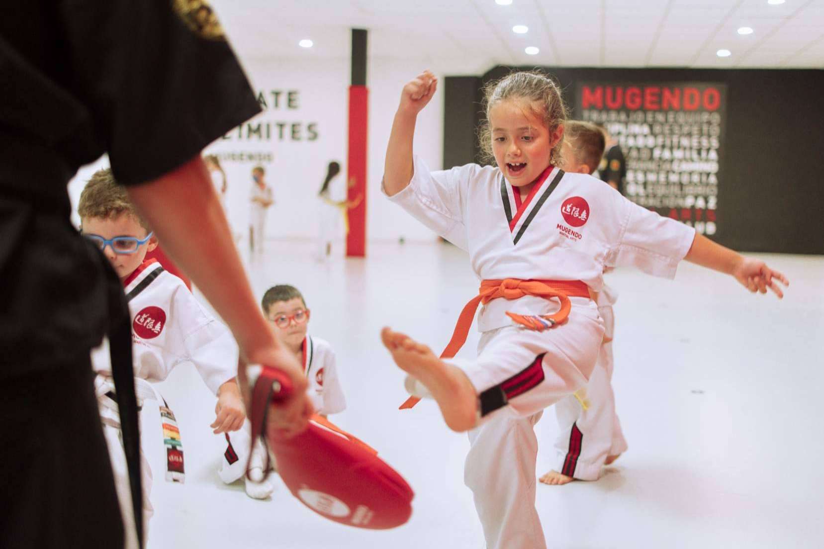 Mugendo es una escuela de artes marciales que ayuda a sus estudiantes a generar un óptimo desarrollo físico, mental y cognitivo
