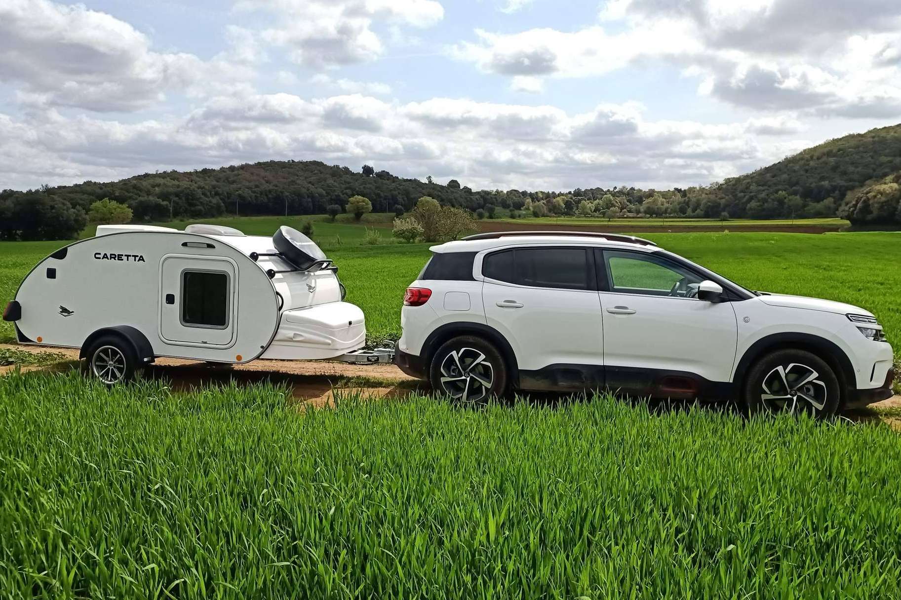 Minicaravanas.com vende caravanas pequeñas con baño y equipamiento para dos personas