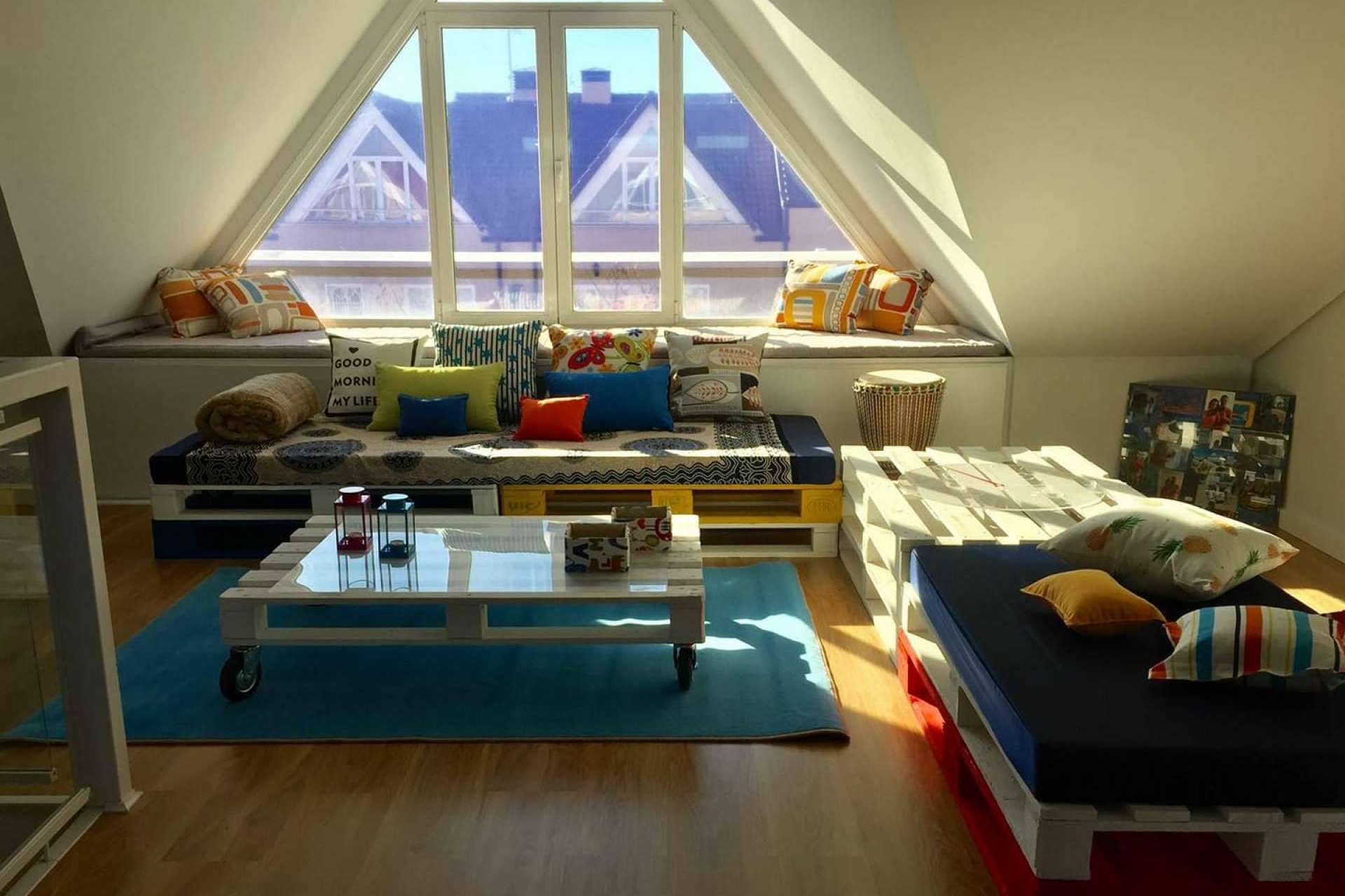 Una de las opciones mejor valoradas tanto para hostelería como terrazas de uso particular, palés para chill out de Palets Online