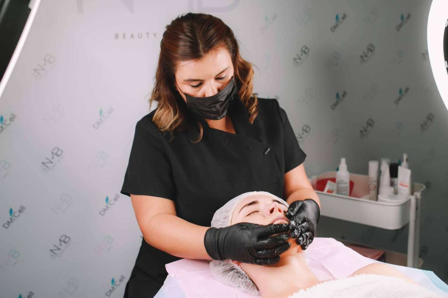 ¿Qué ofrecen los cursos de formación en limpieza profunda hydra & oxigenoterapia impartidos por Natalia Muñiz, propietaria de NMBeauty Academy?