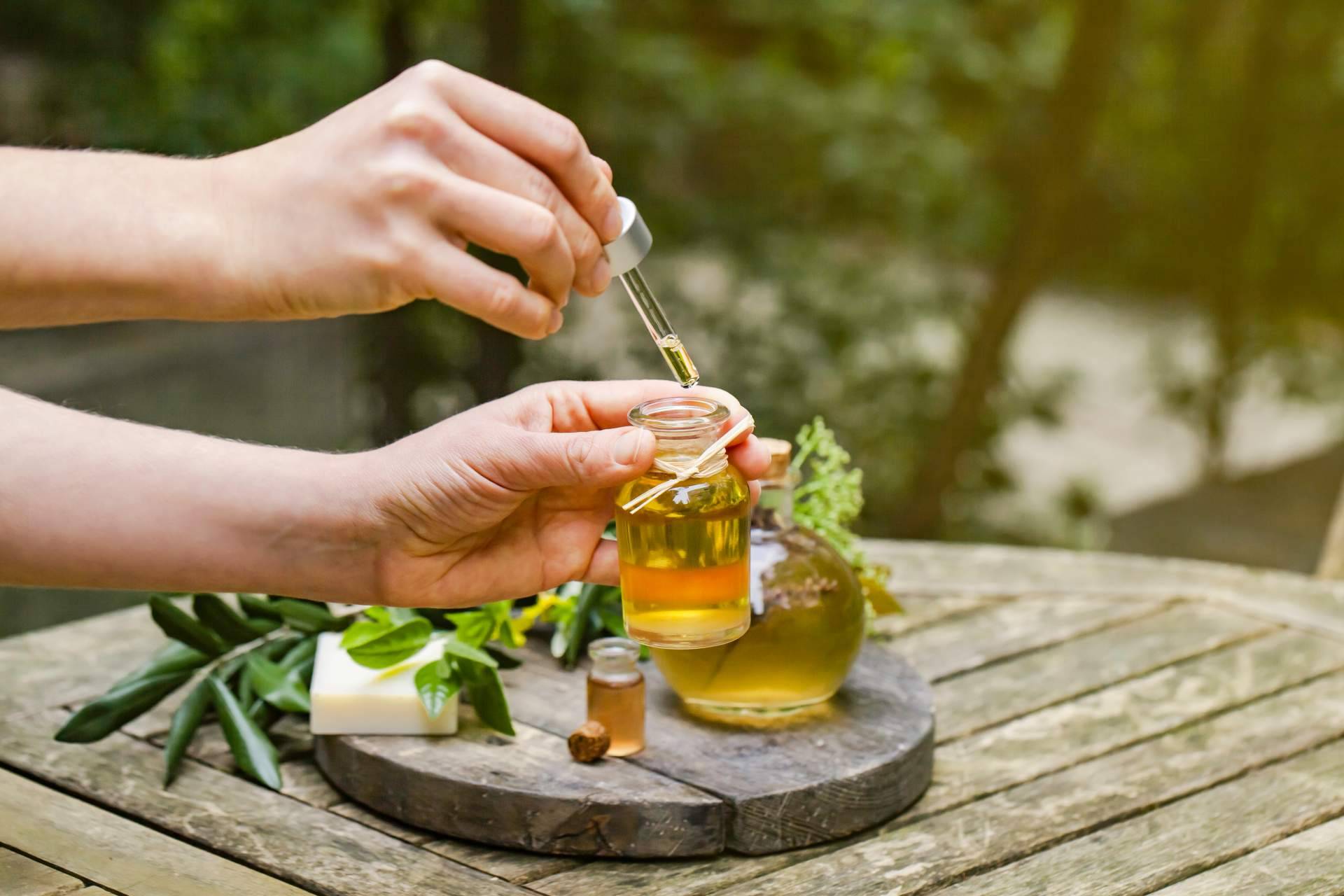 De qué manera se extraen los aceites esenciales y sus beneficios, según Comdiet