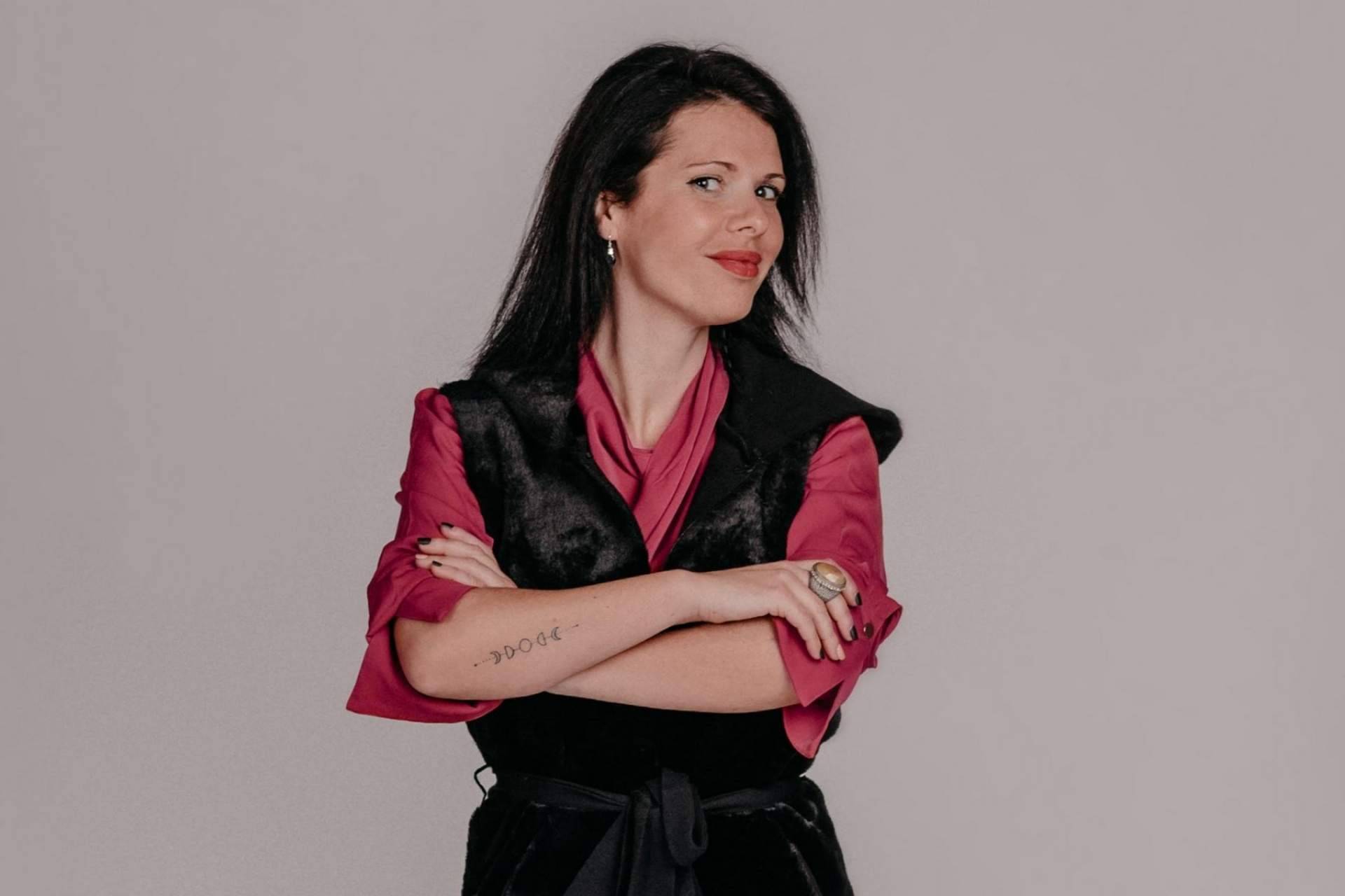 Nessita Arauz expone qué se esconde tras la dependencia emocional en su masterclass de empoderamiento